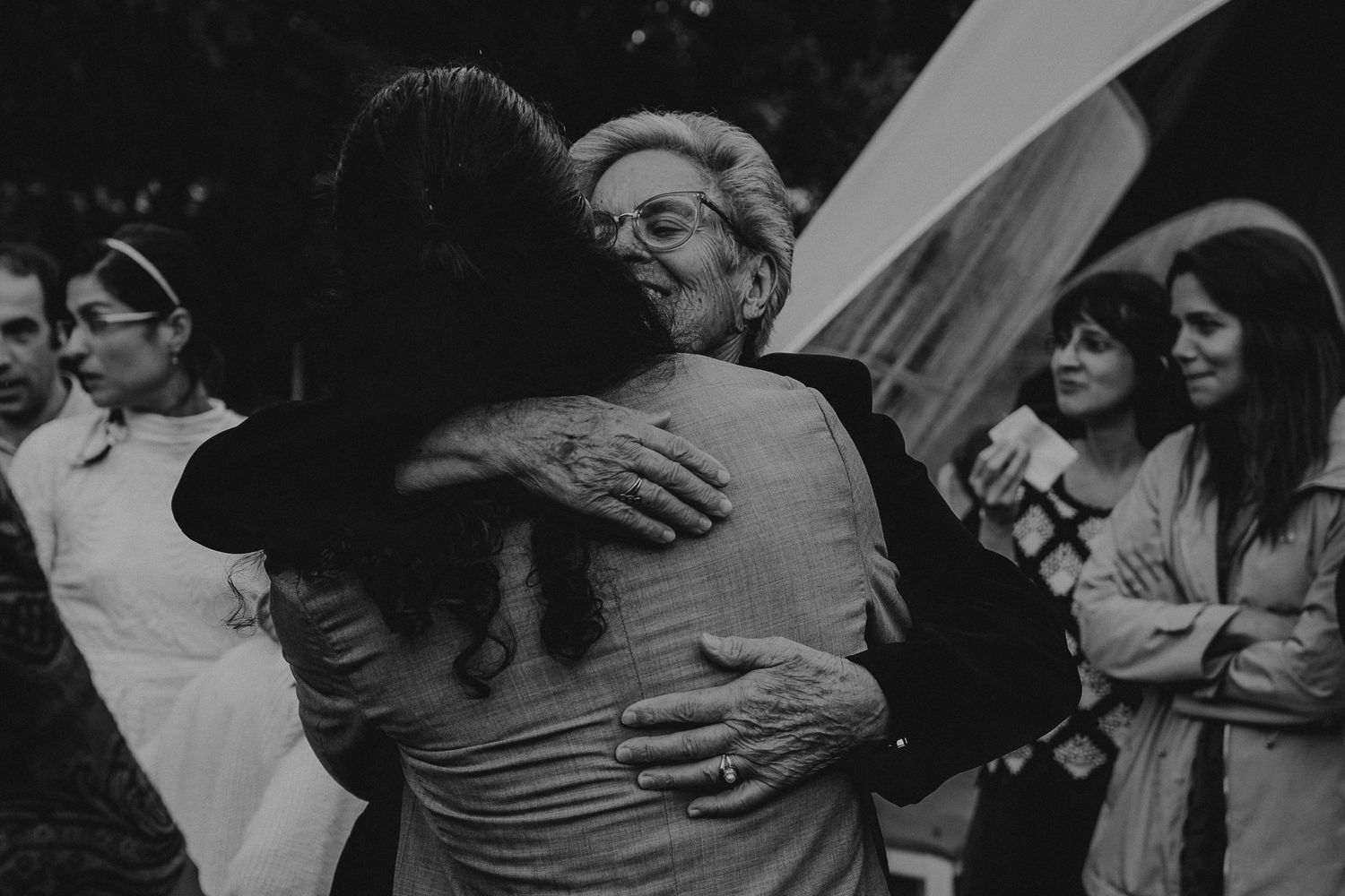 foto preto e branco, mulher abraça noivo após cerimonia ritualística de casamento, Leiria Portugal