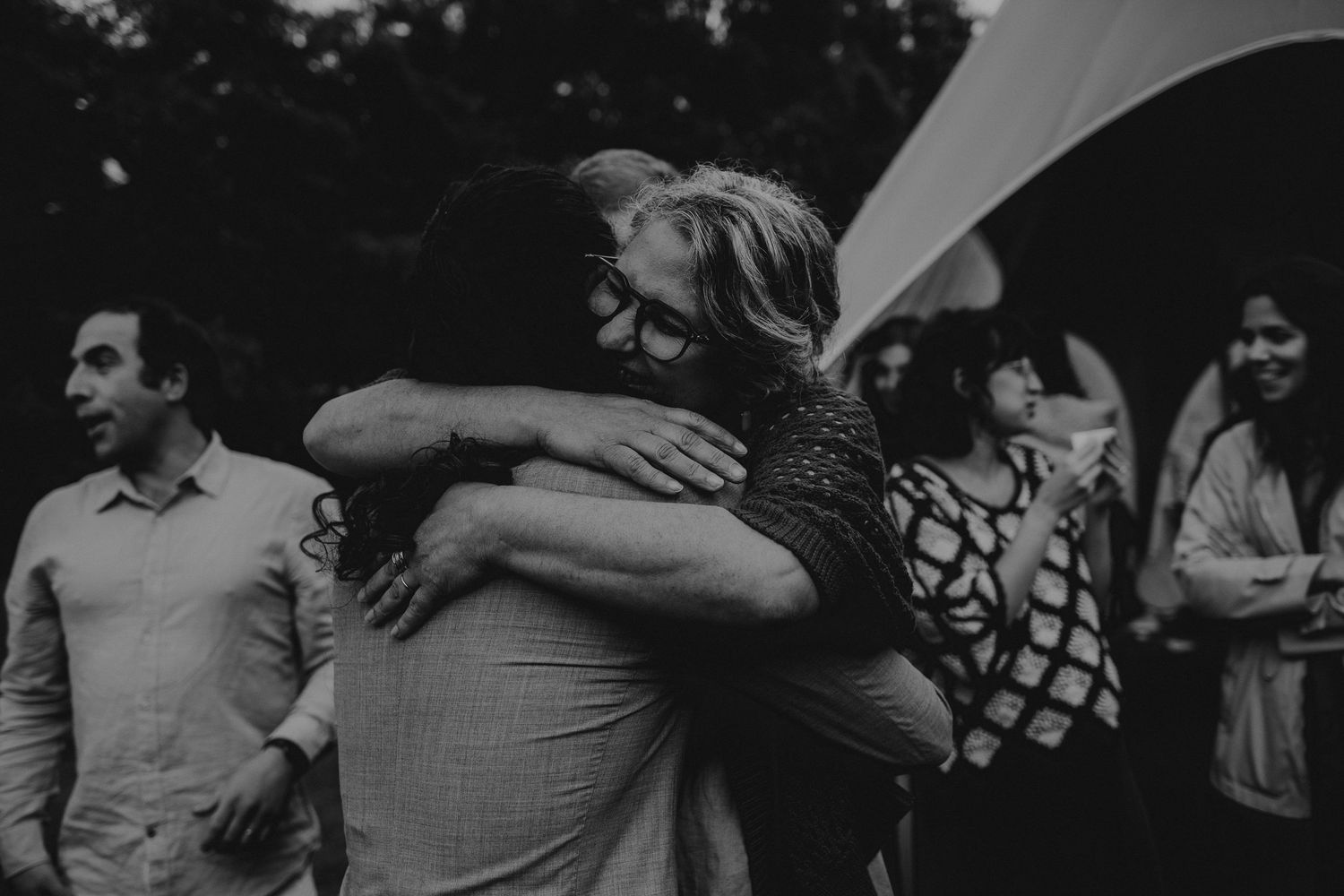 foto preto e branco, mulher abraça noivo após cerimonia ritualística de casamento, Leiria Portugal