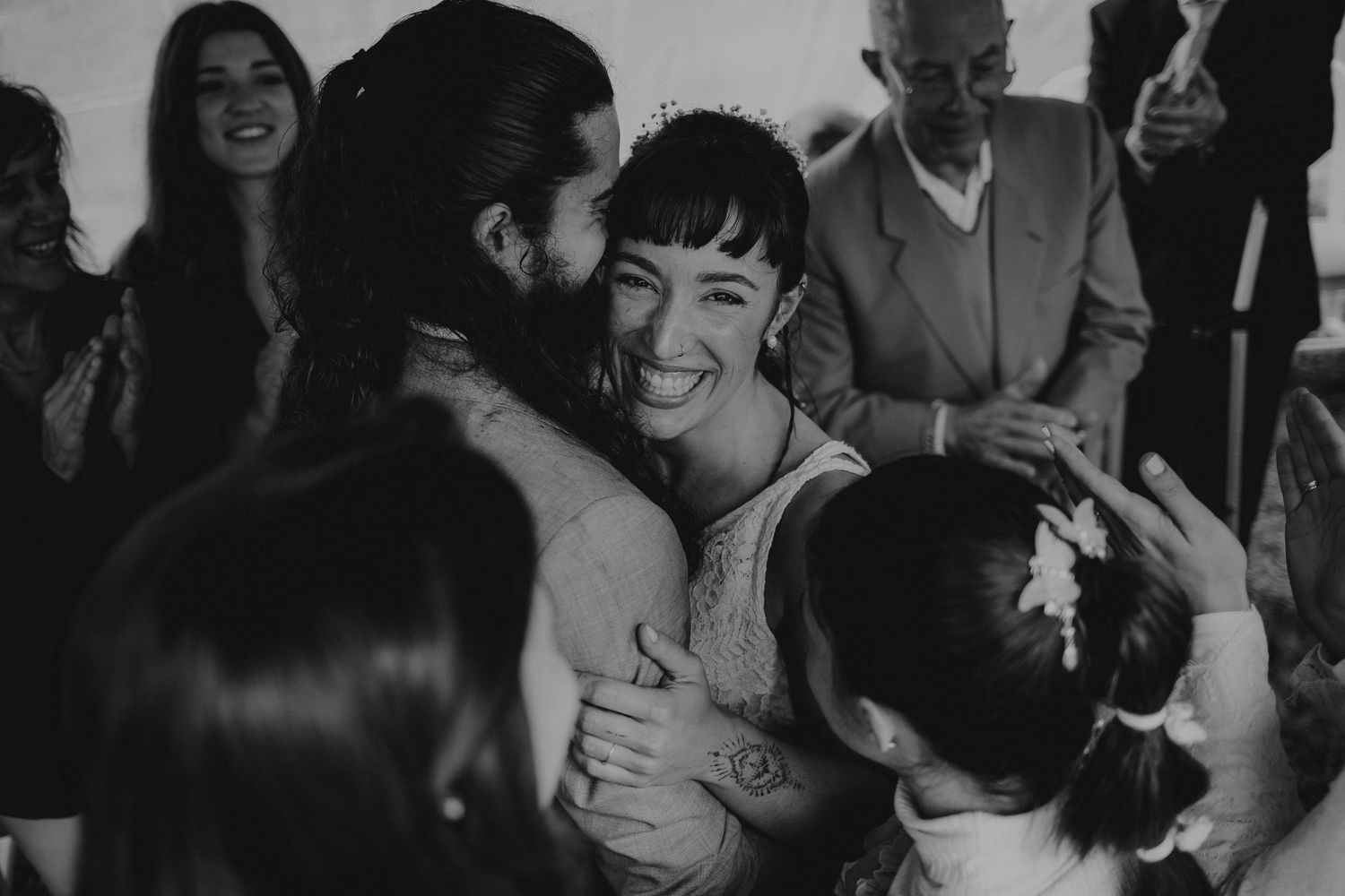 momento intimo de noivo e noiva, foto preto e branco, casamento ritualístico, Leiria Portugal