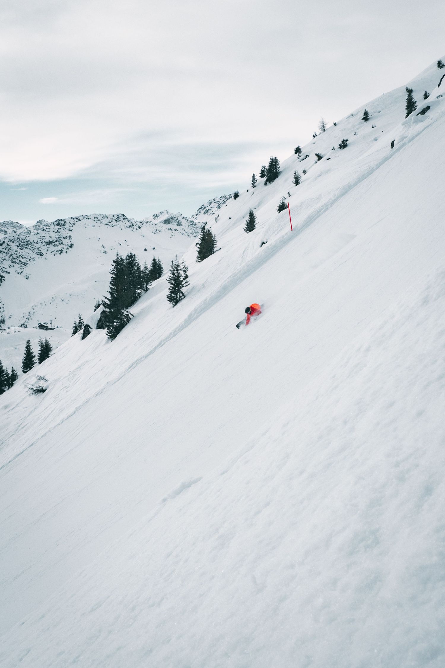 F/lowboarding low softboot duckstance snowboard carving of Urban Engel on his Toe edge on the black diamond in Arosa