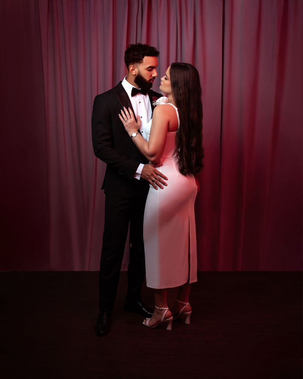 Sesion de fotos boda en estudio elegante en fondo negro