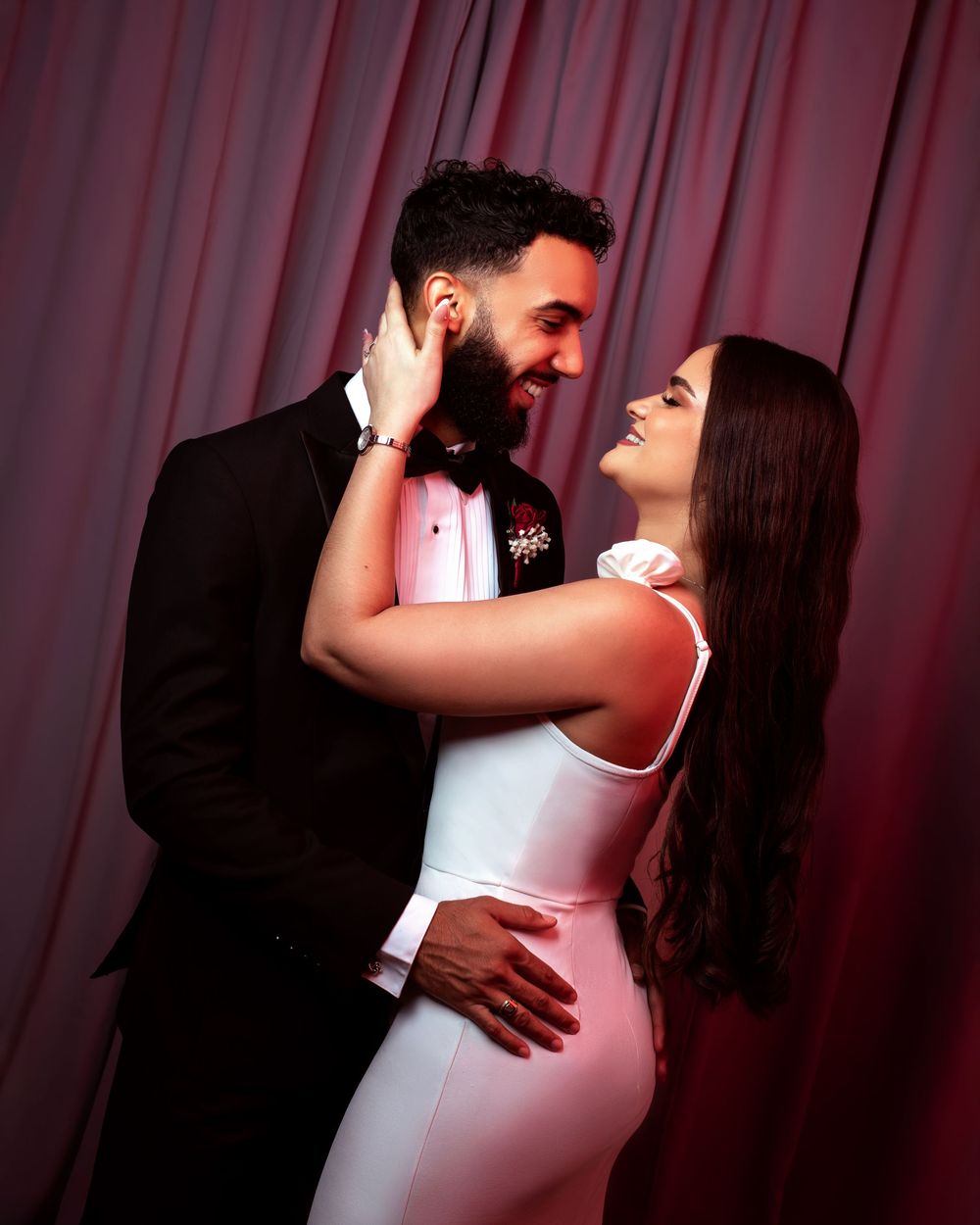 Sesion de fotos boda en estudio elegante en fondo negro
