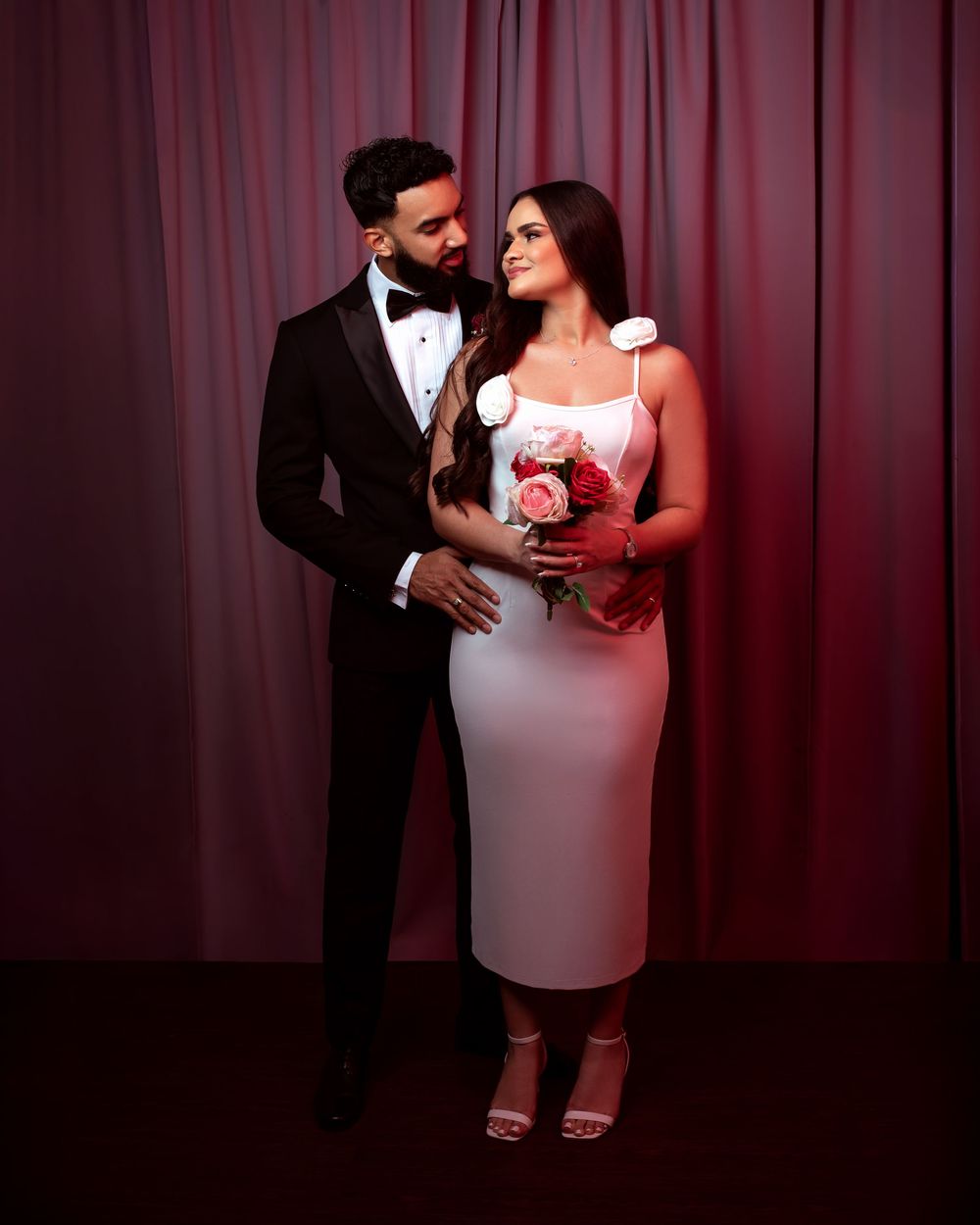 Sesion de fotos boda en estudio elegante en fondo negro