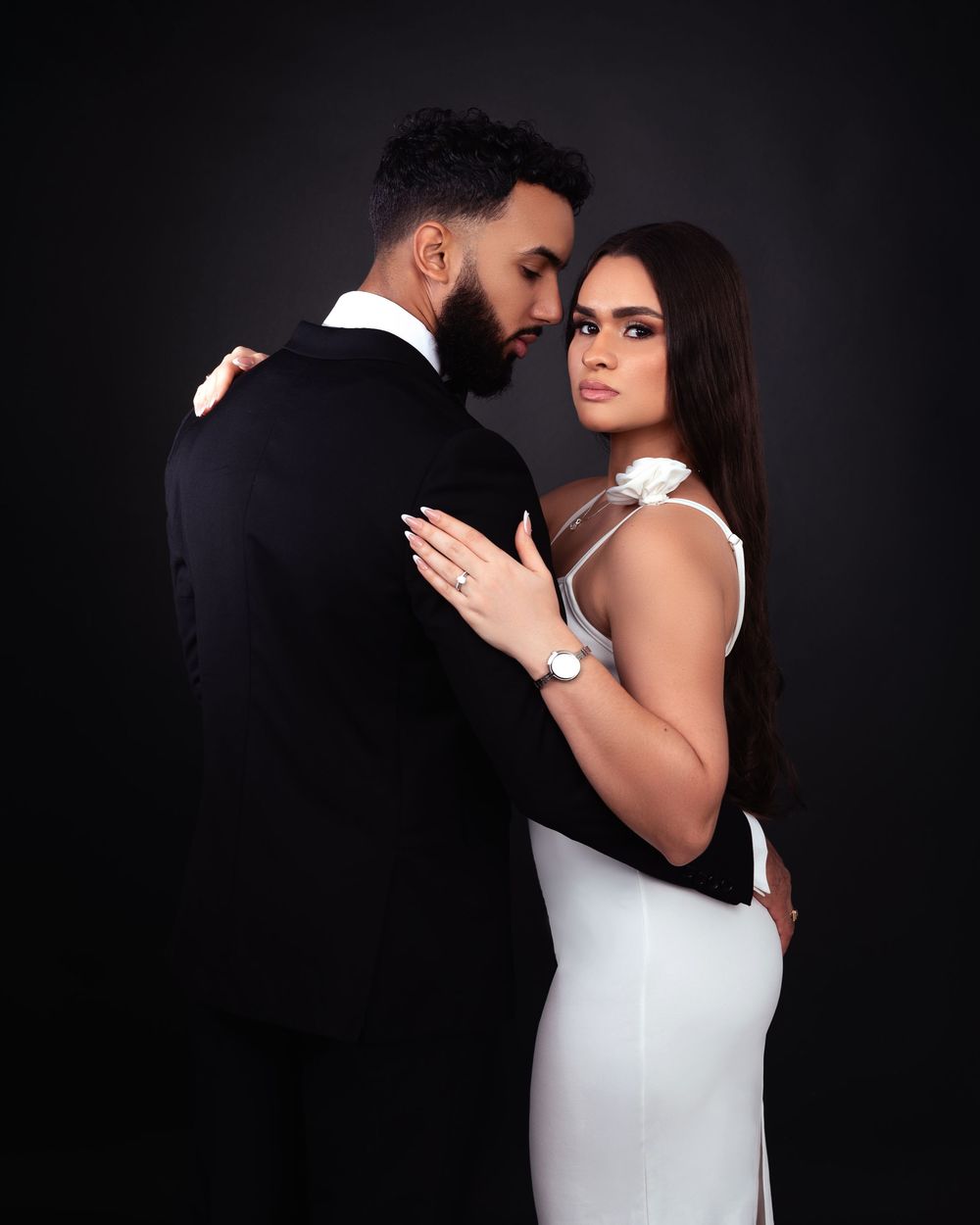 Sesion de fotos boda en estudio elegante en fondo negro