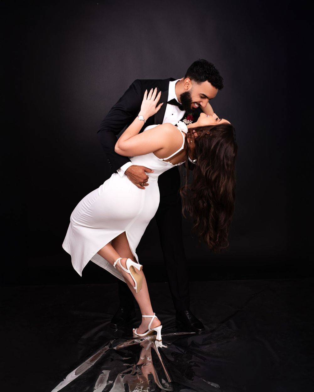 Sesion de fotos boda en estudio elegante en fondo negro