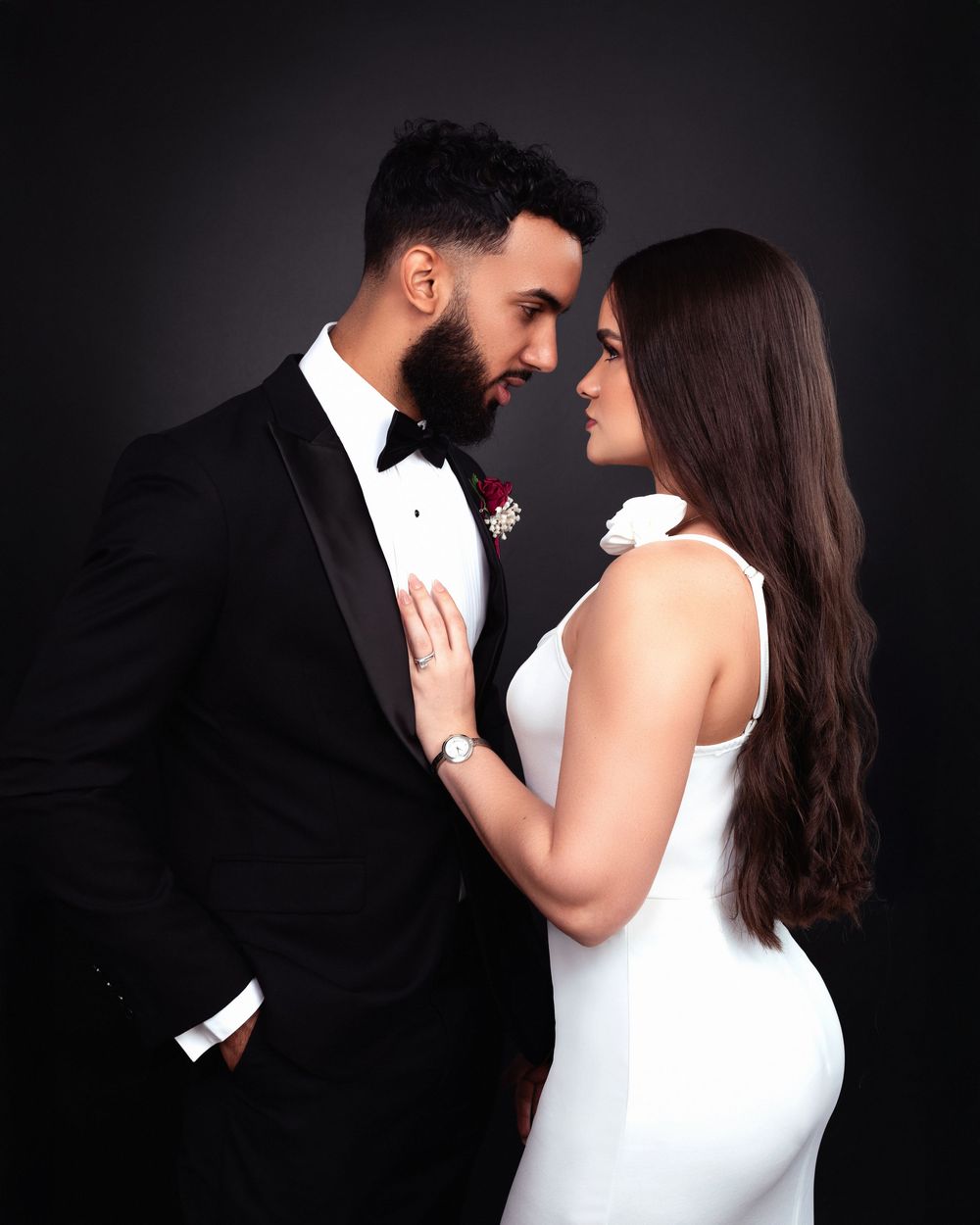 Sesion de fotos boda en estudio elegante en fondo negro