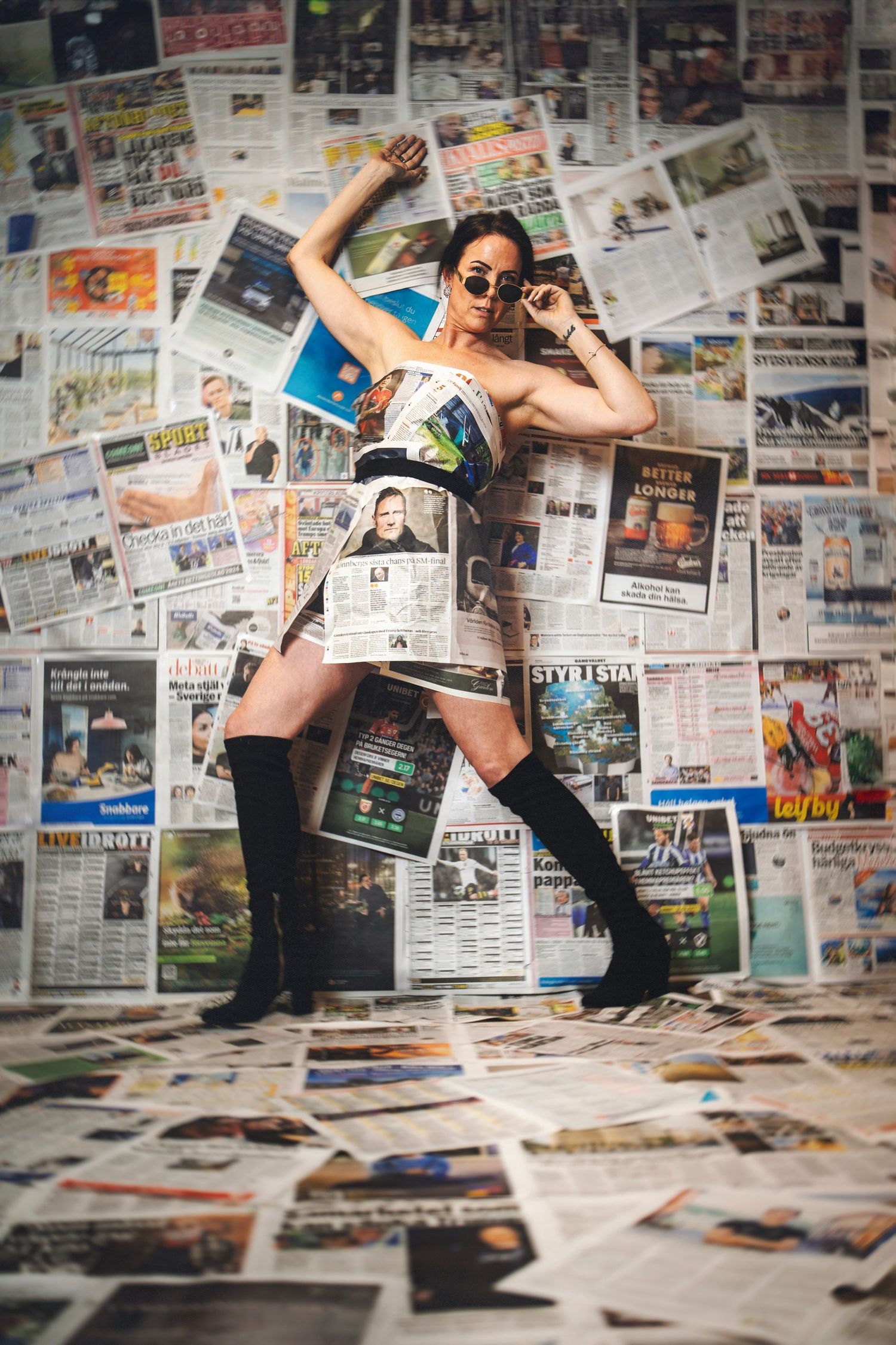 Kreativt porträtt Malmö – kvinna i klänning av tidningspapper med solglasögon - mode fotografering | Werlerstam Photography - fotograf malmö