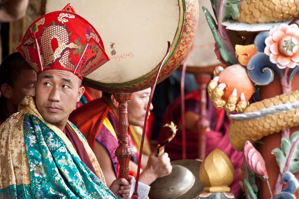 A collage of traditional Chinese wedding ceremony scenes featuring red and gold decorations and traditional attire.