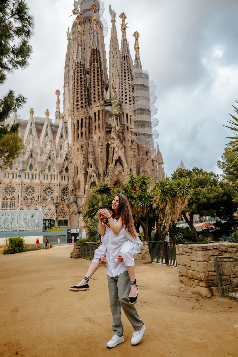 Couple enjoying a sweet moment in front of Sagrada Familia.