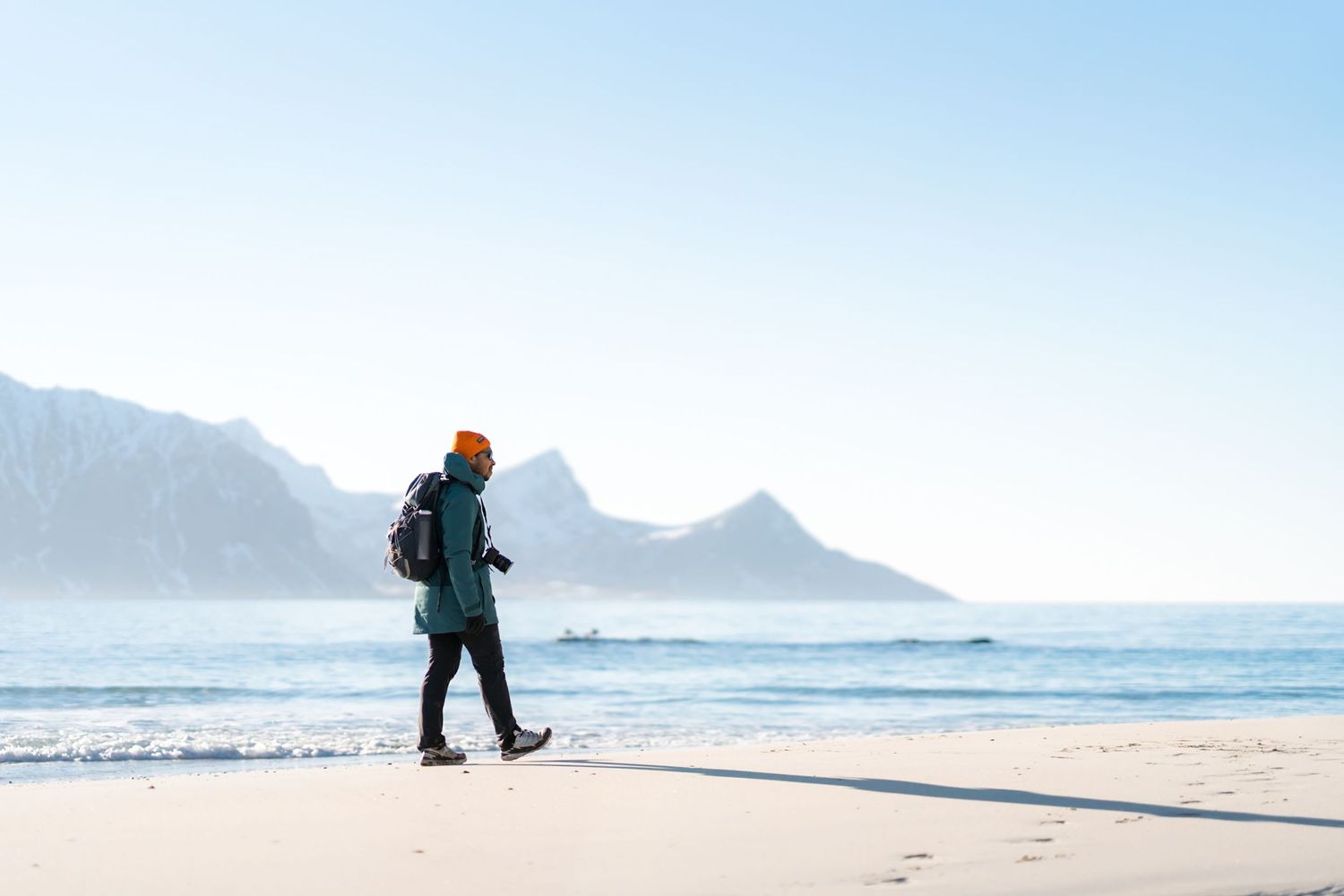promeneur à haukland dans les lofoten