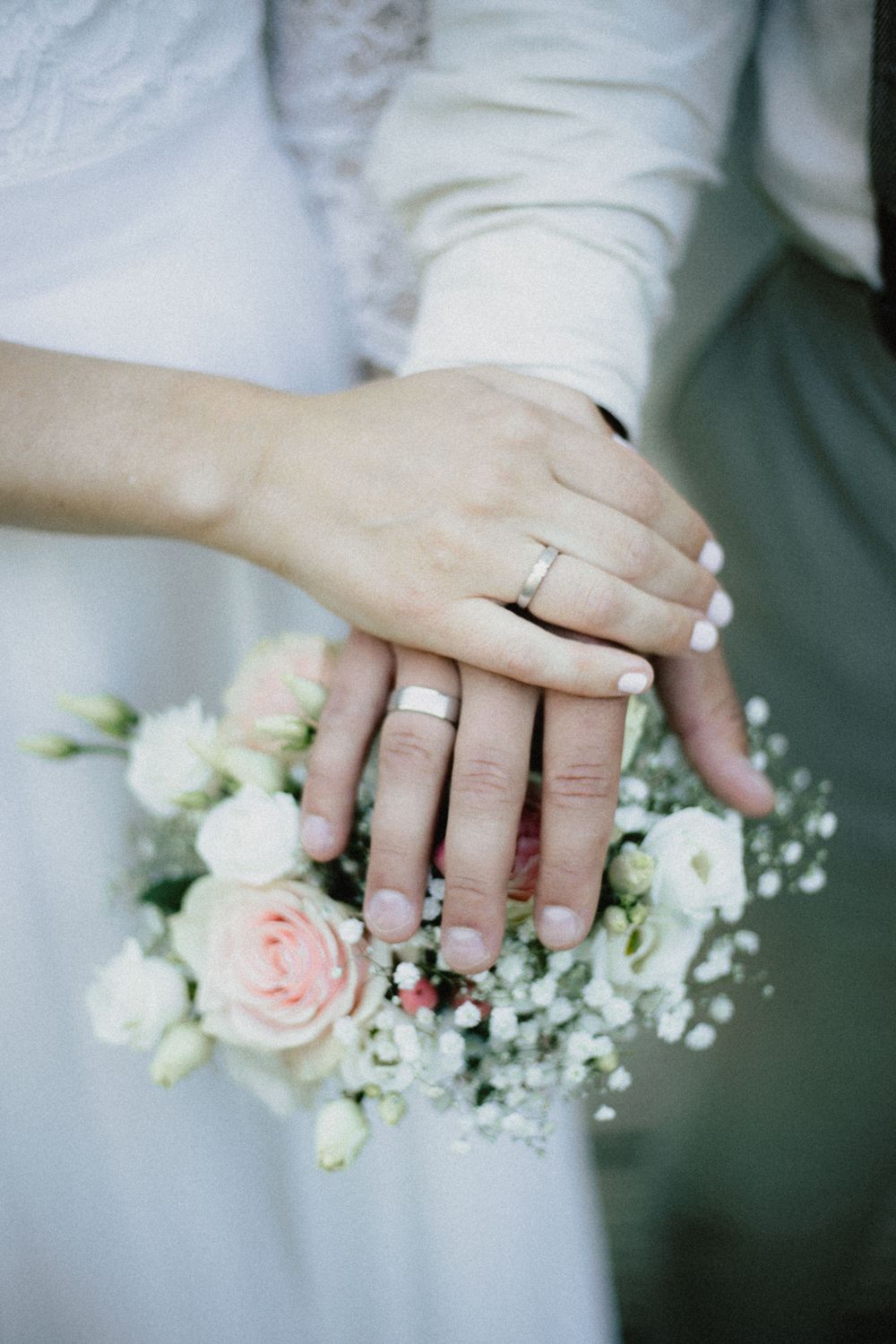 bad schwartau, kurpark bad schwartau, civil wedding, flowers, pretty bride, wedding dress, sun, lübeck, schleswig-holstein, bride, hands