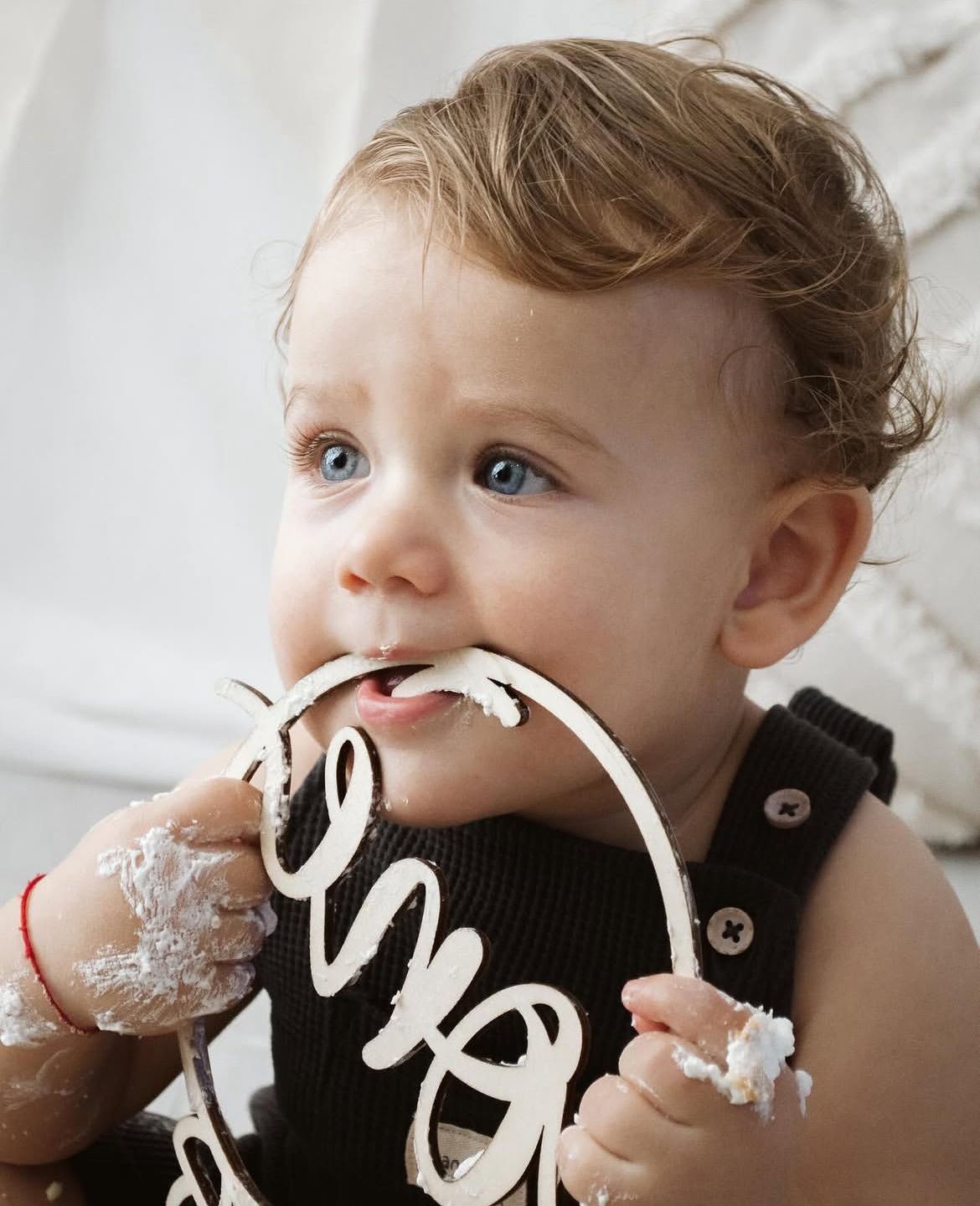 Ritratto durante servizio smashcake di un bellissimo bambino con gli occhi azzurri.