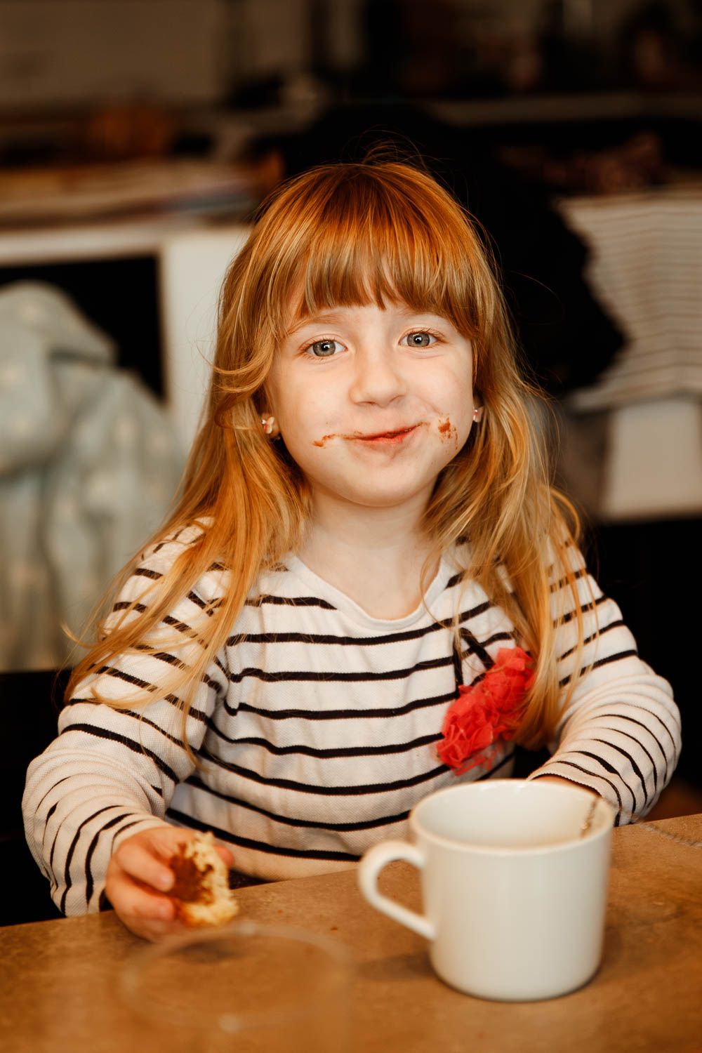 Portrait d'une petite fille souriante en train de manger un gateau, séance photo famille Saint-Étienne