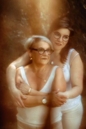 Portrait intimiste d’un lien mère-fille fort et complice, étreinte pleine de sens, séance photo Loire