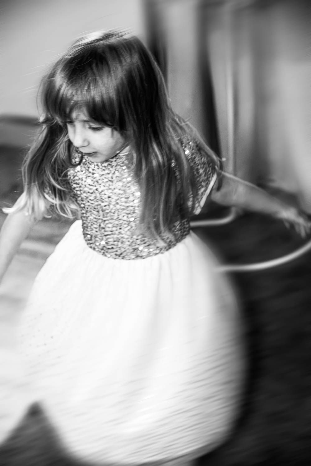 Portrait d'une petite fille en mouvement, séance photo en famille dans le département de la Loire