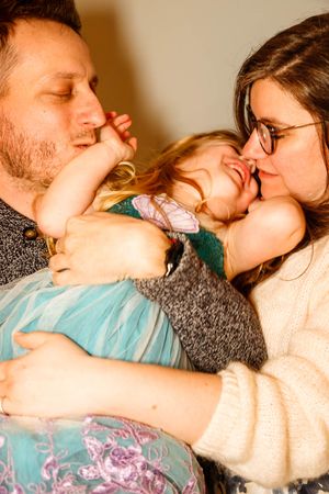 Portrait familial spontané, rires et regards complices, séance photo famille Loire