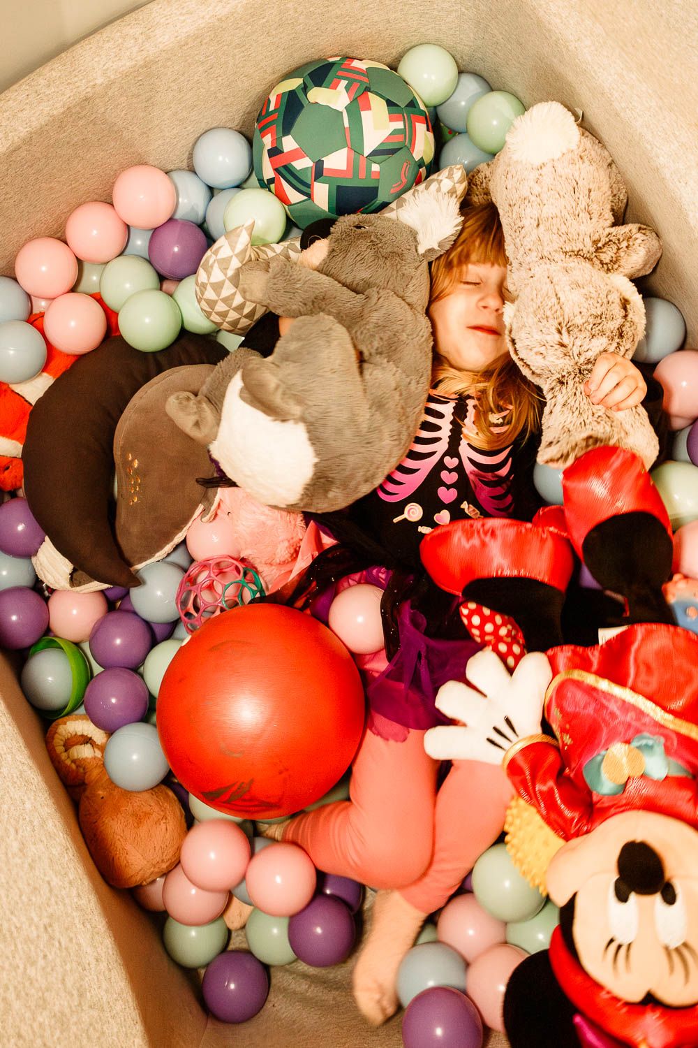 Portrait d’une enfant dans l’imaginaire de son jeu monde intérieur capturé avec émotion, photographe Loire