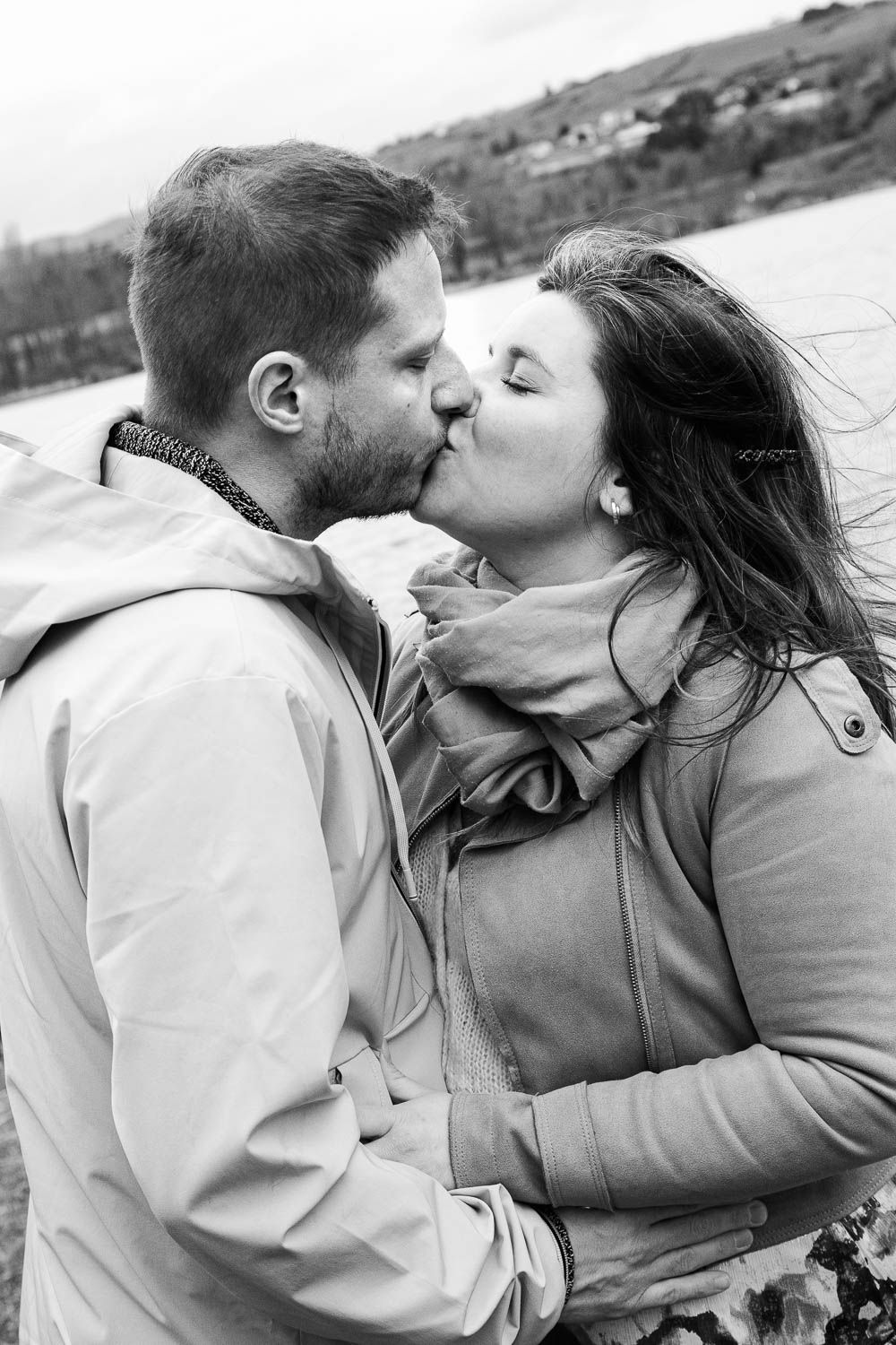 Portrait de couple s'embrassant, séance photo couple extérieur Loire, Saint-Étienne et alentours