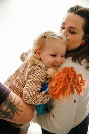 Câlin silencieux entre une mère et son enfant, regard plein d’amour et de tendresse, séance photo Saint-Étienne