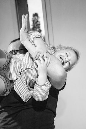 Séance photo à domicile dans la Loire, papa faisant l’avion avec son enfant