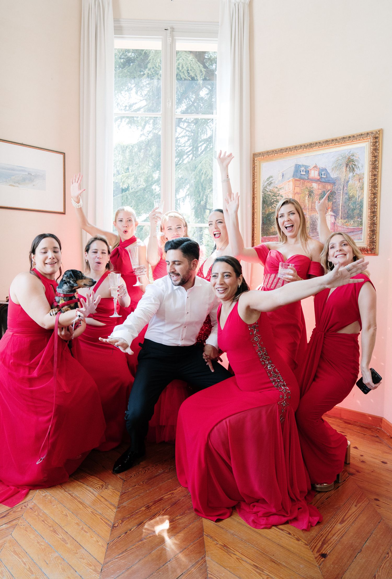 sposo con amici durante i preparativi del matrimonio a villa nobel sanremo