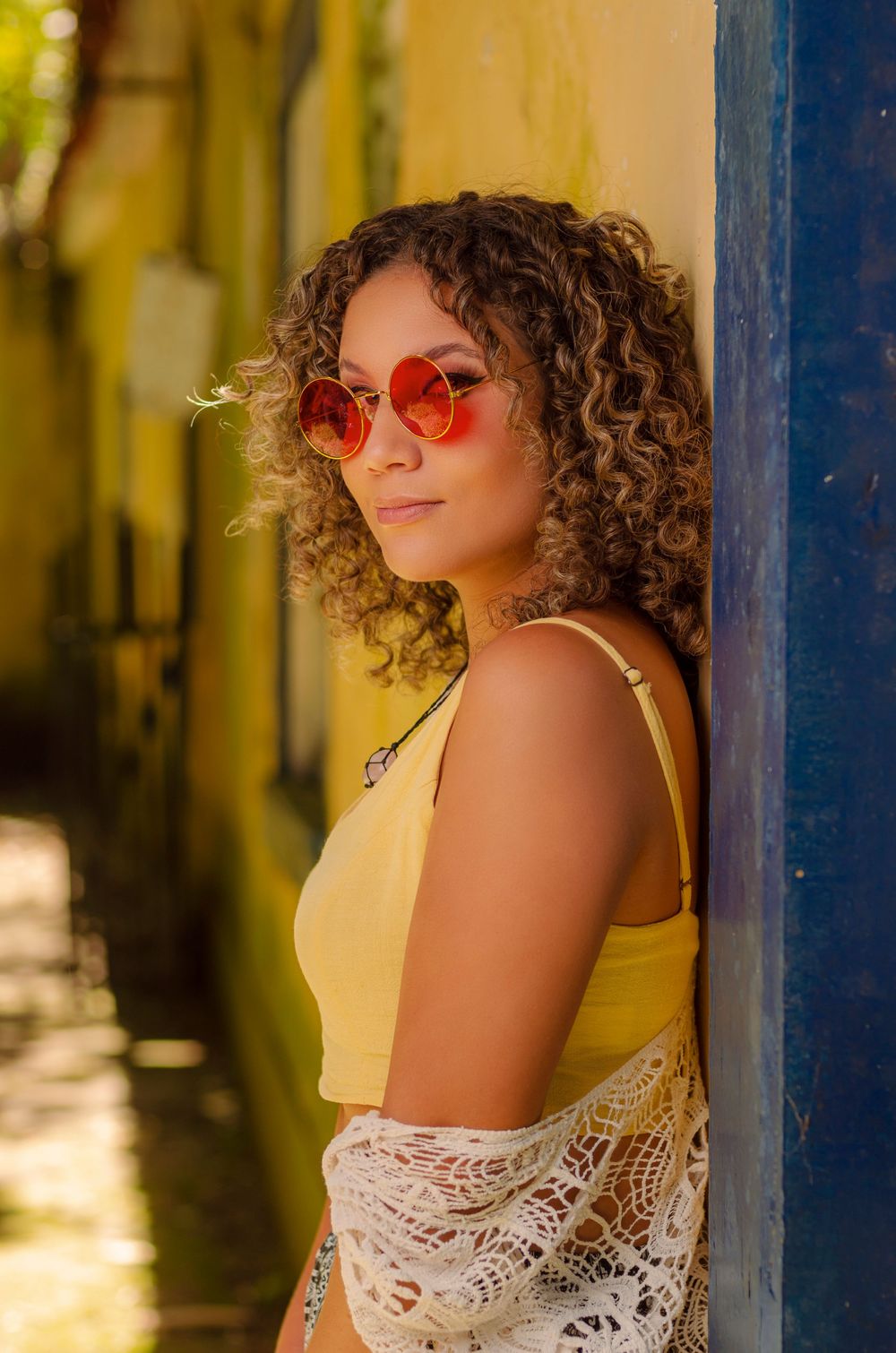 Retrato feminino com óculos vermelho. Fotografia de beleza de mulher com maquiagem destacada. Headshot criativo.