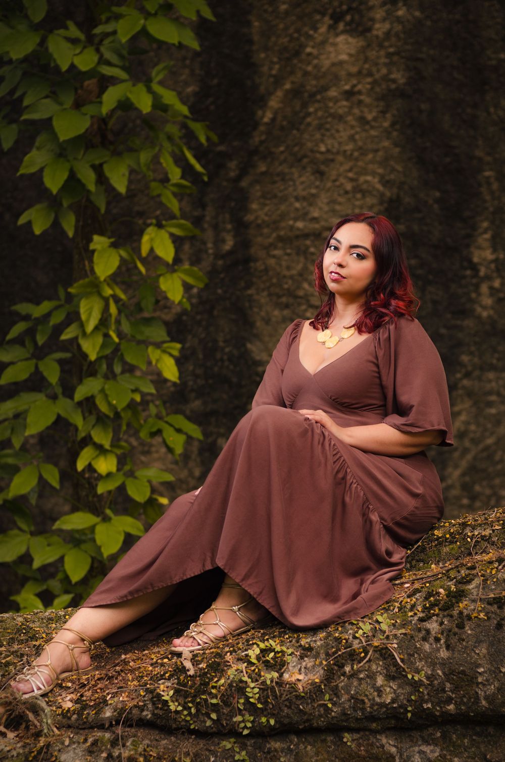 Ensaio feminino externo no Rio de Janeiro. Retrato artístico com tons terrosos na natureza do Grajaú. Fotografia por Paulo Felix.