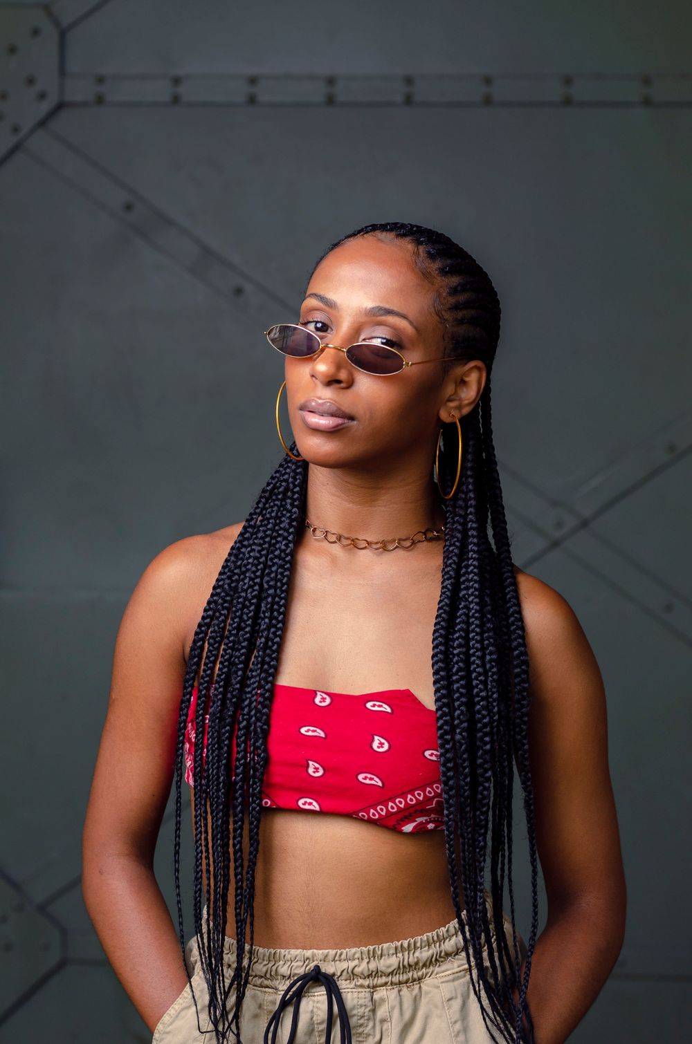 Retrato de modelo negra com óculos e cabelo trançado. Fotografia de beleza para ensaio feminino ou campanha de óculos.