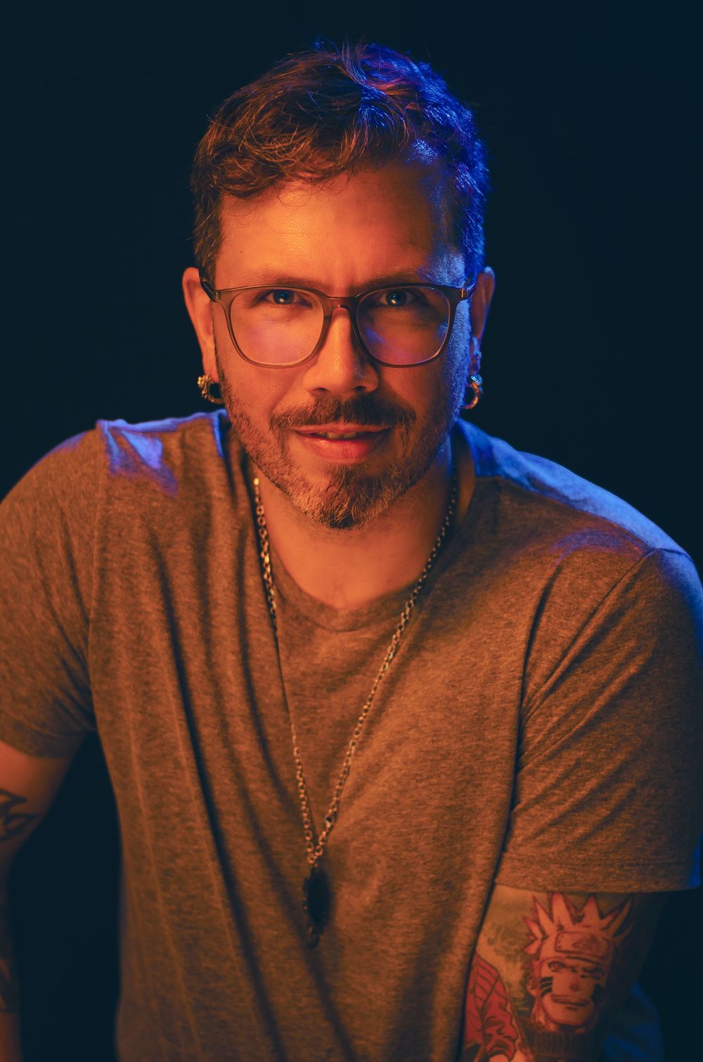 Retrato criativo masculino em estúdio na Tijuca. Ensaio fotográfico com iluminação colorida para artistas e criativos. Foto: Paulo Felix.