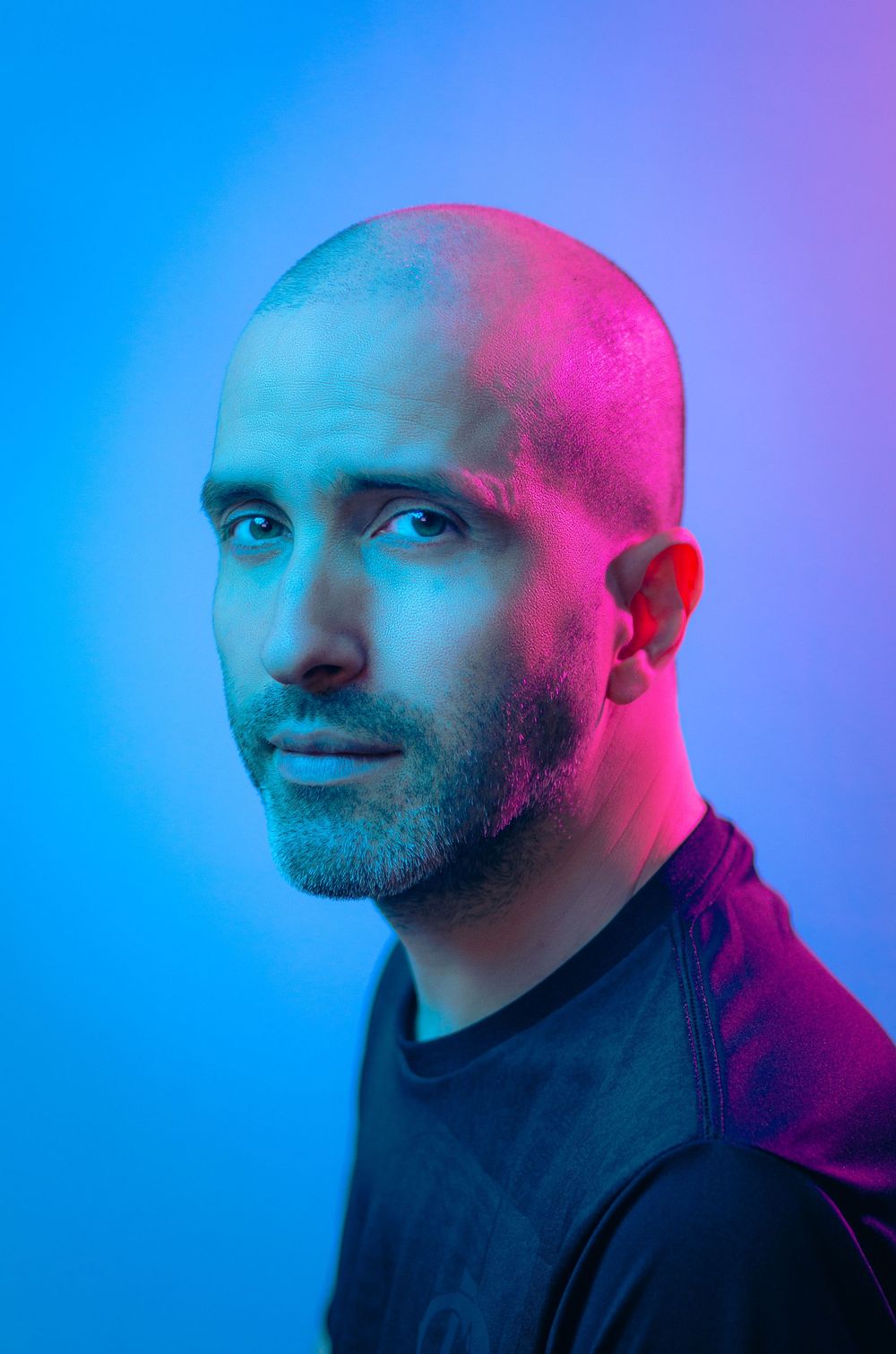 Retrato masculino criativo em estúdio no Rio de Janeiro. Fotografia profissional para perfil e branding pessoal por Paulo Félix Art.
