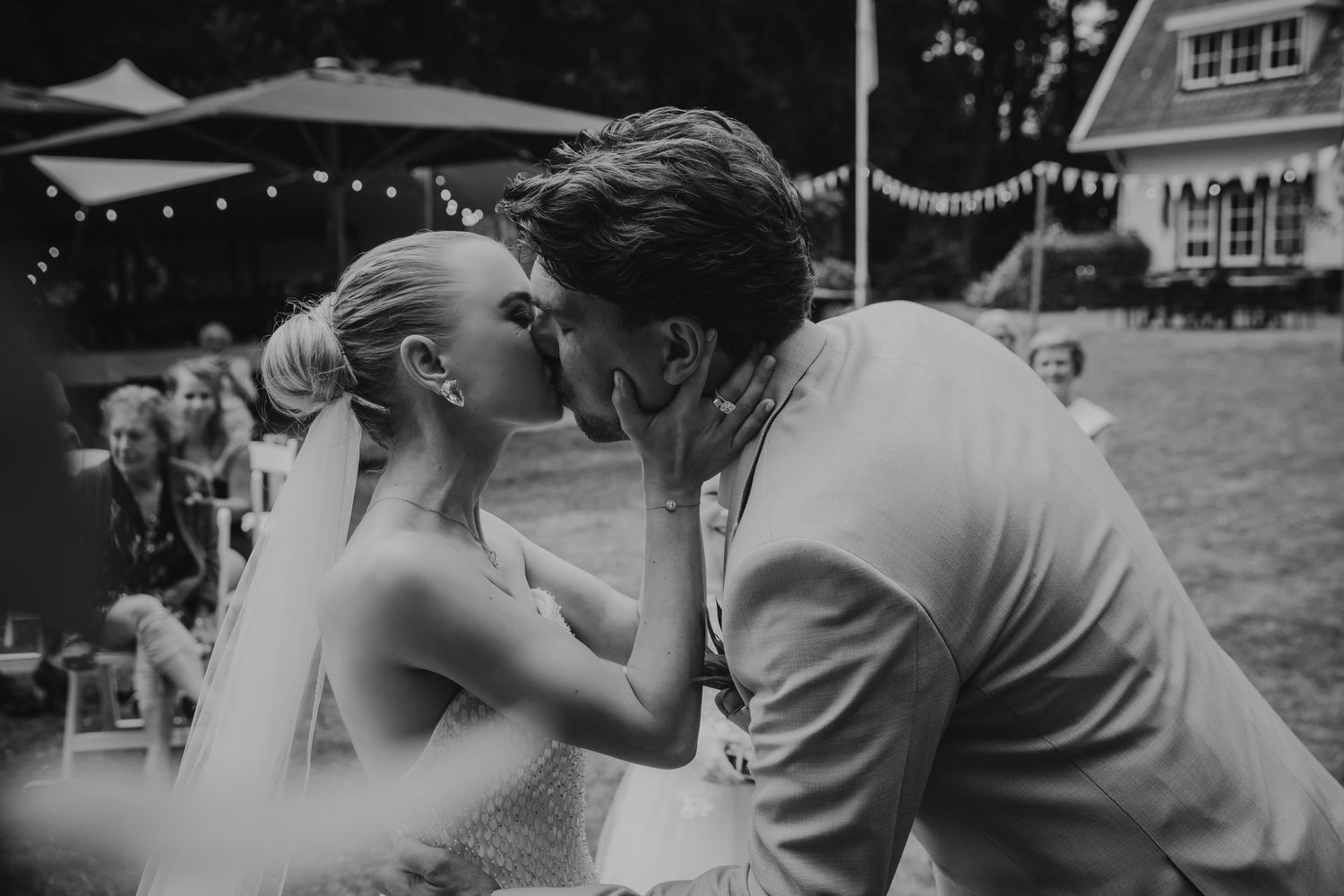 Emotionele reactie tijdens het ja-woord; trouwfotografie in Zwolle.