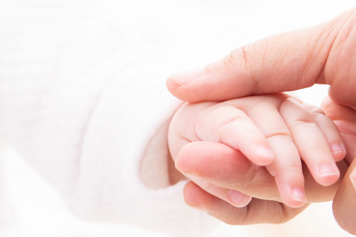 Mum holding baby's hand © COPYRIGHT. Dragon Papillon Photography. 2020. All Rights Reserved.