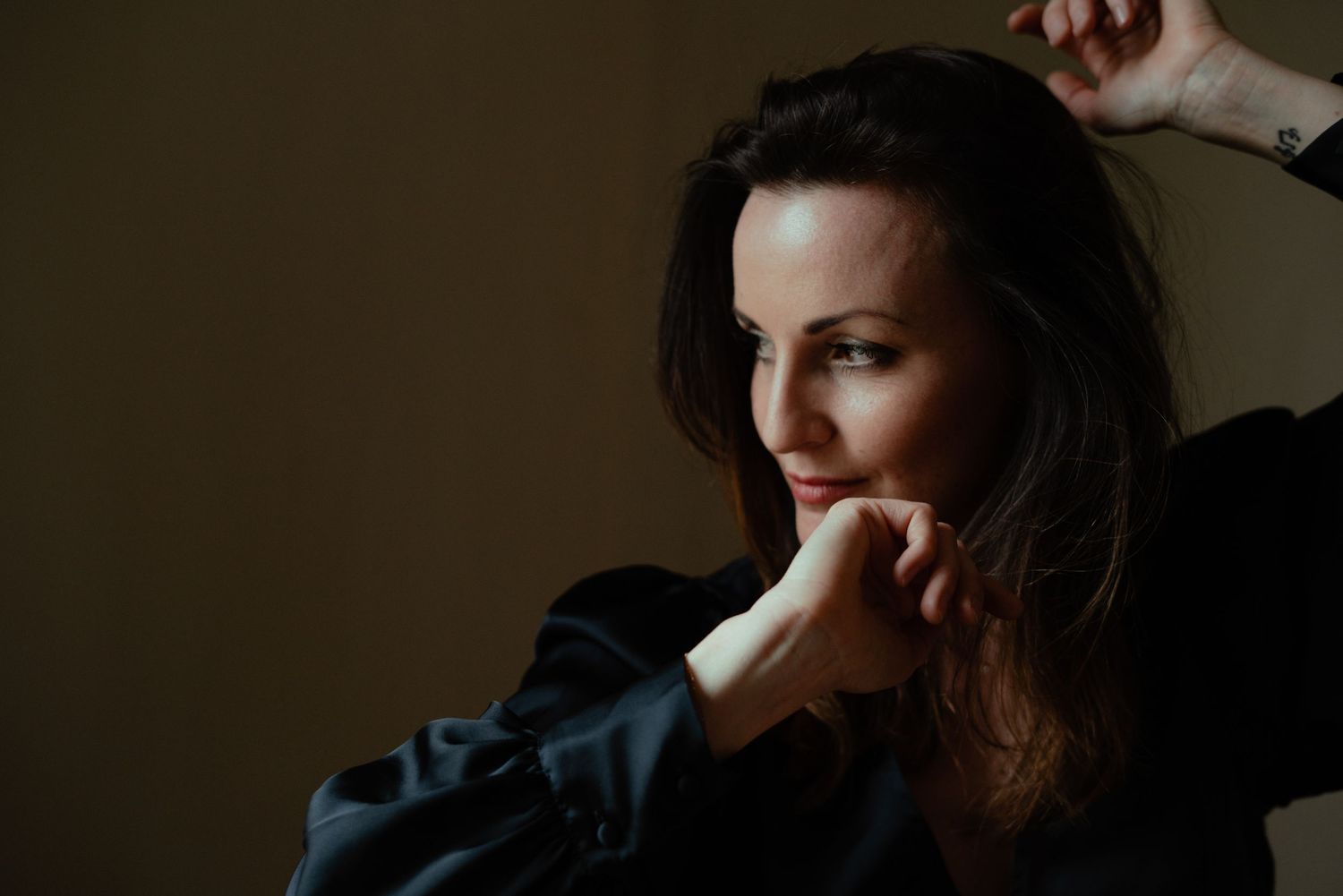 Portrait de femme en studio, lumière naturelle