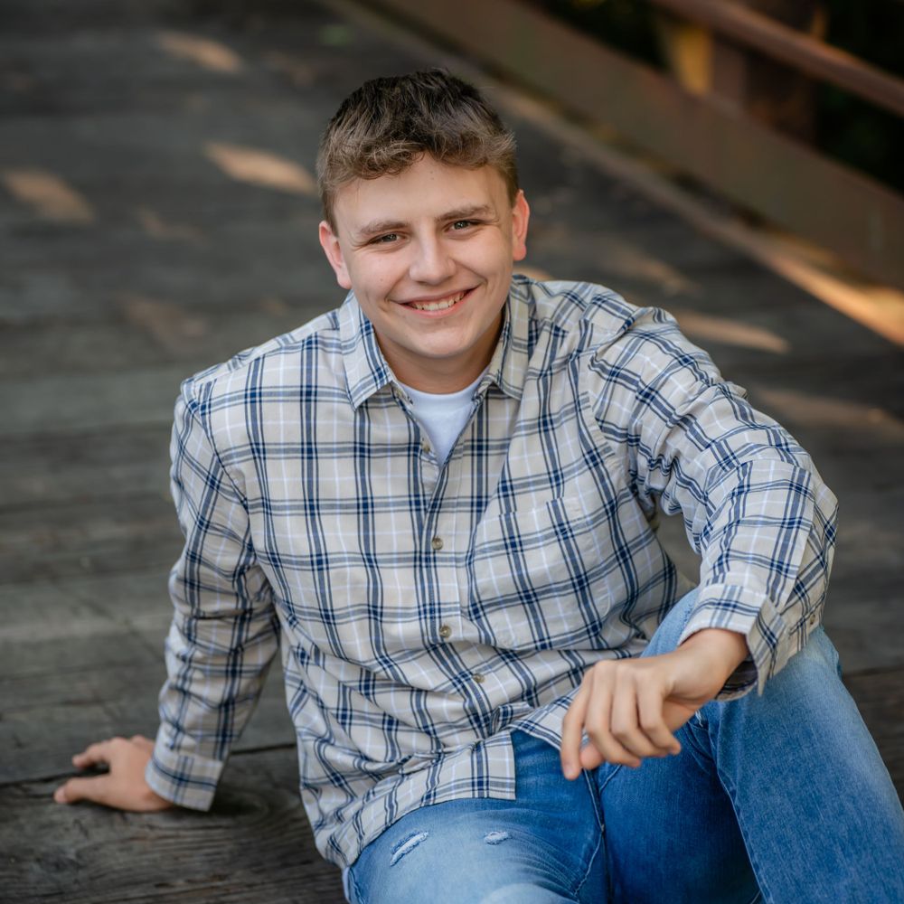 Relaxed Senior Pic Guy Pose