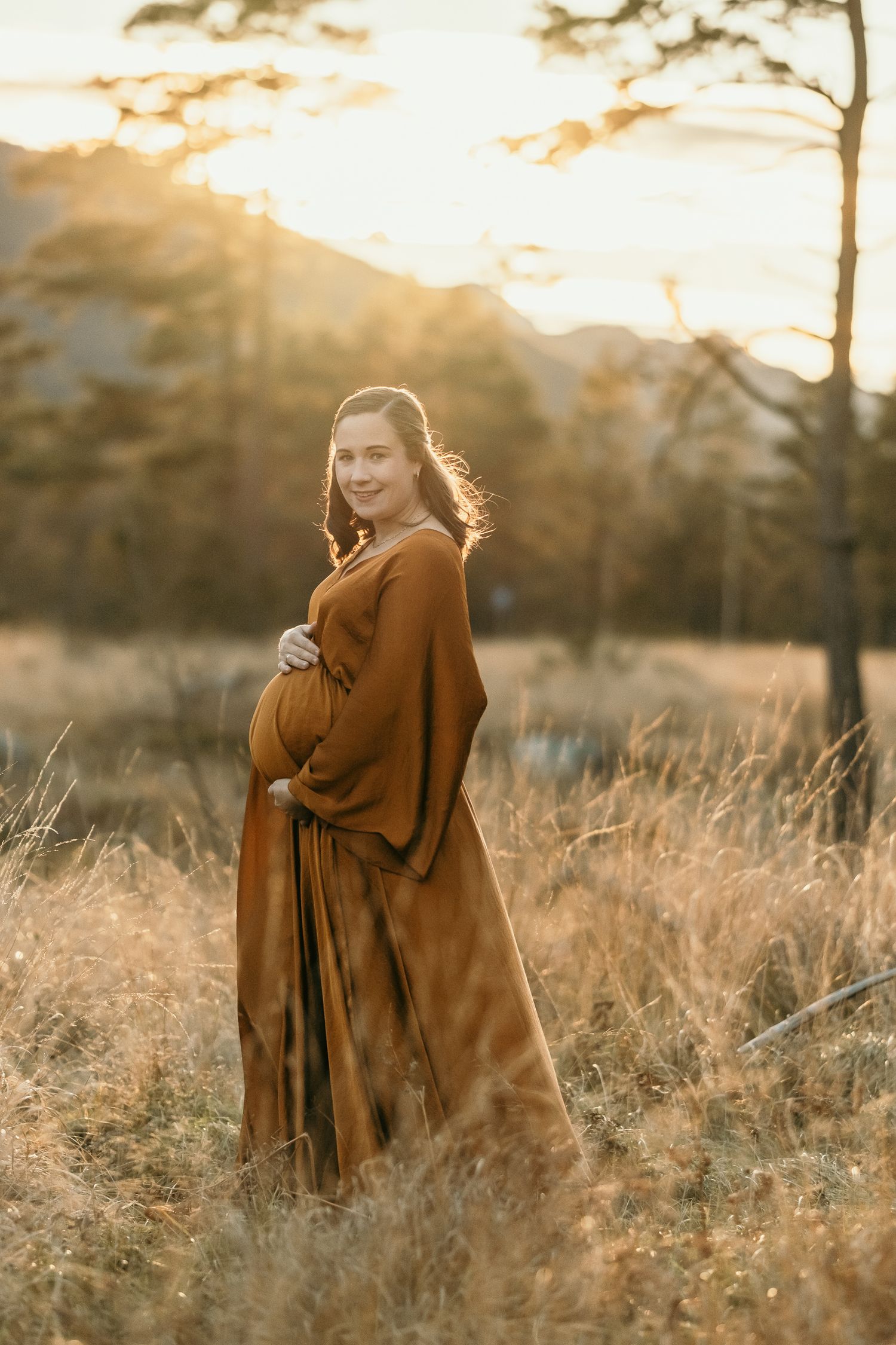 Nydelig gravid dame i solnedgang i Strand omegn