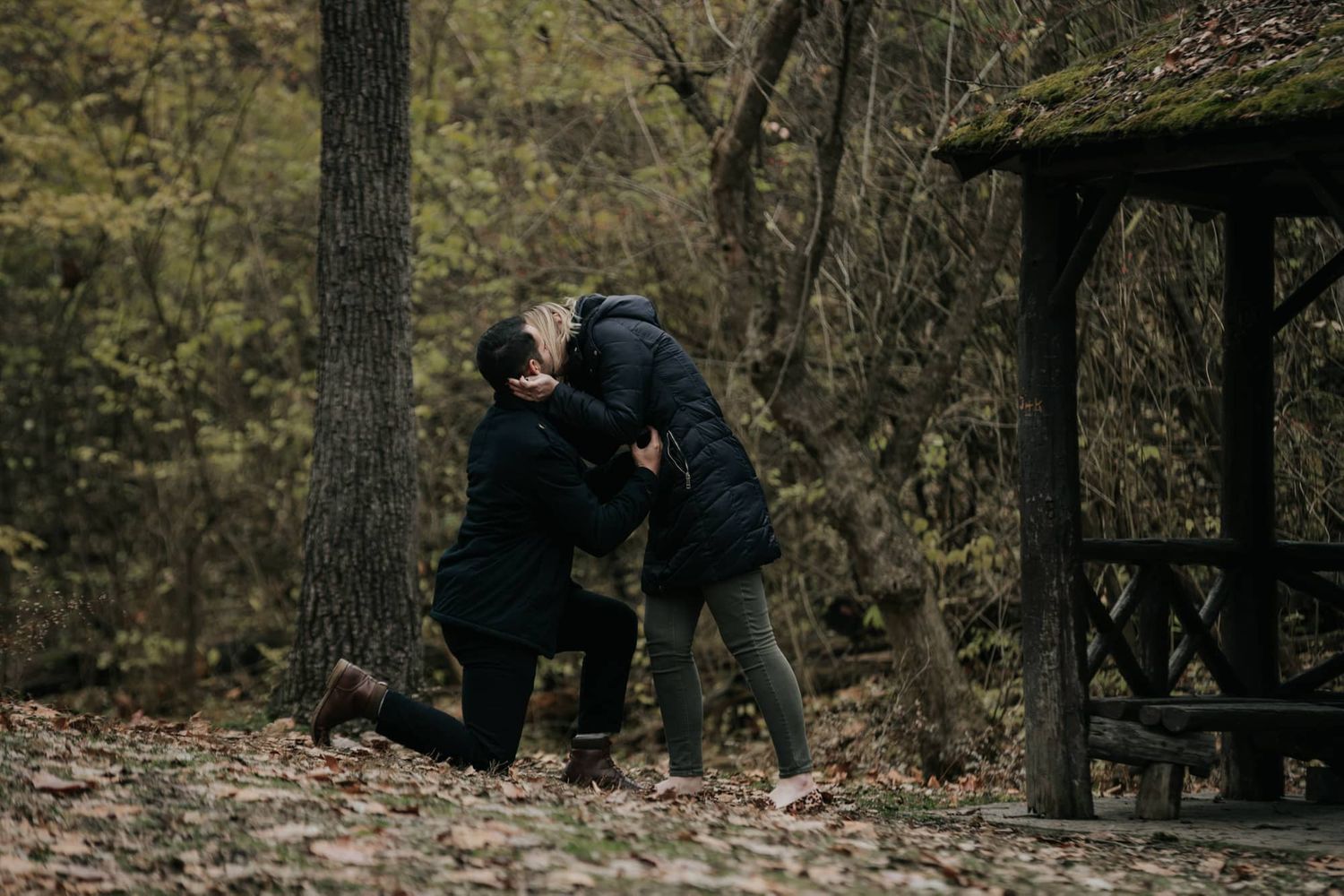 Man-proposing-to-financee-at-side-cut-park