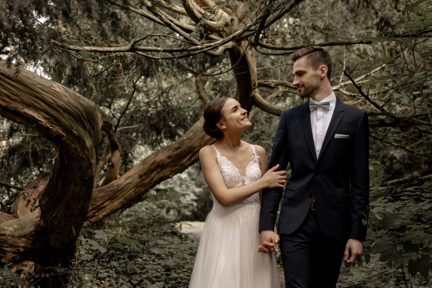 Hochzeitspaar im Wald von Hude - Jule Christoffers - Hochzeitsfotografie aus Oldenburg
