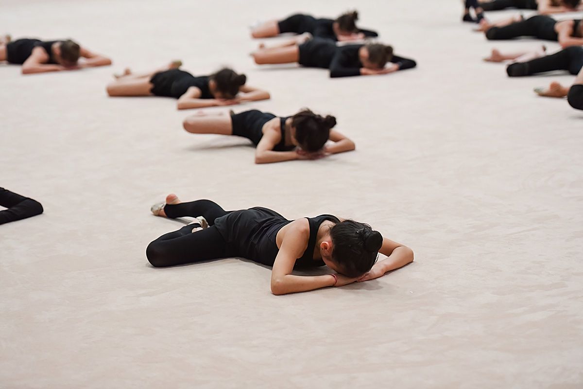 Rhythmic gymnast floor ballet