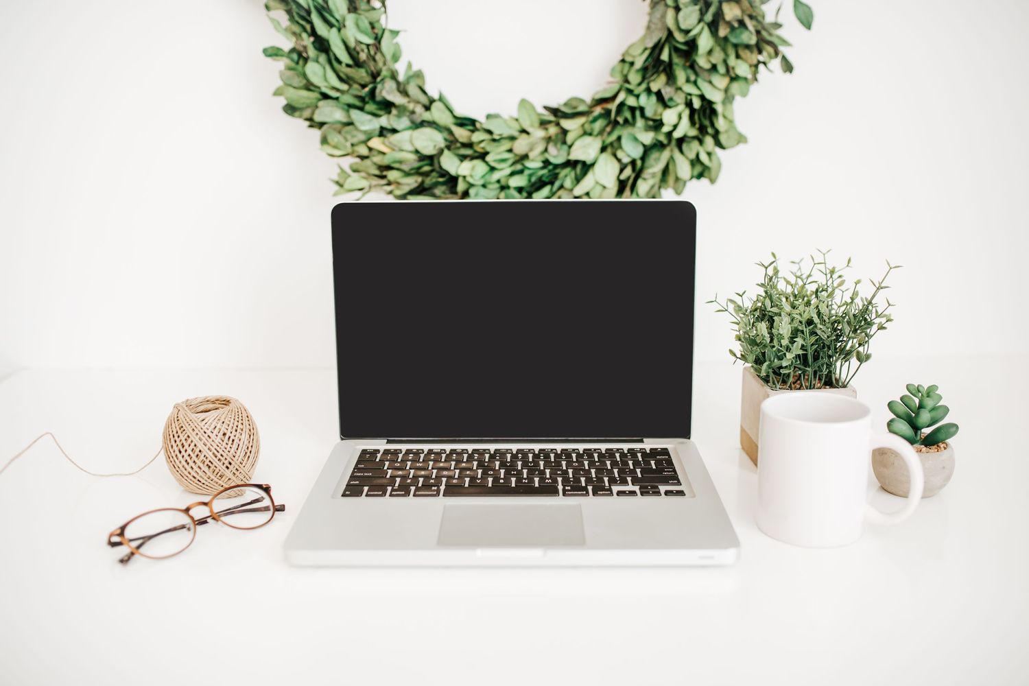 photographer loves coffee, light and airy detail photo, macbook pro detail photo, apple fan, light and airy photographer