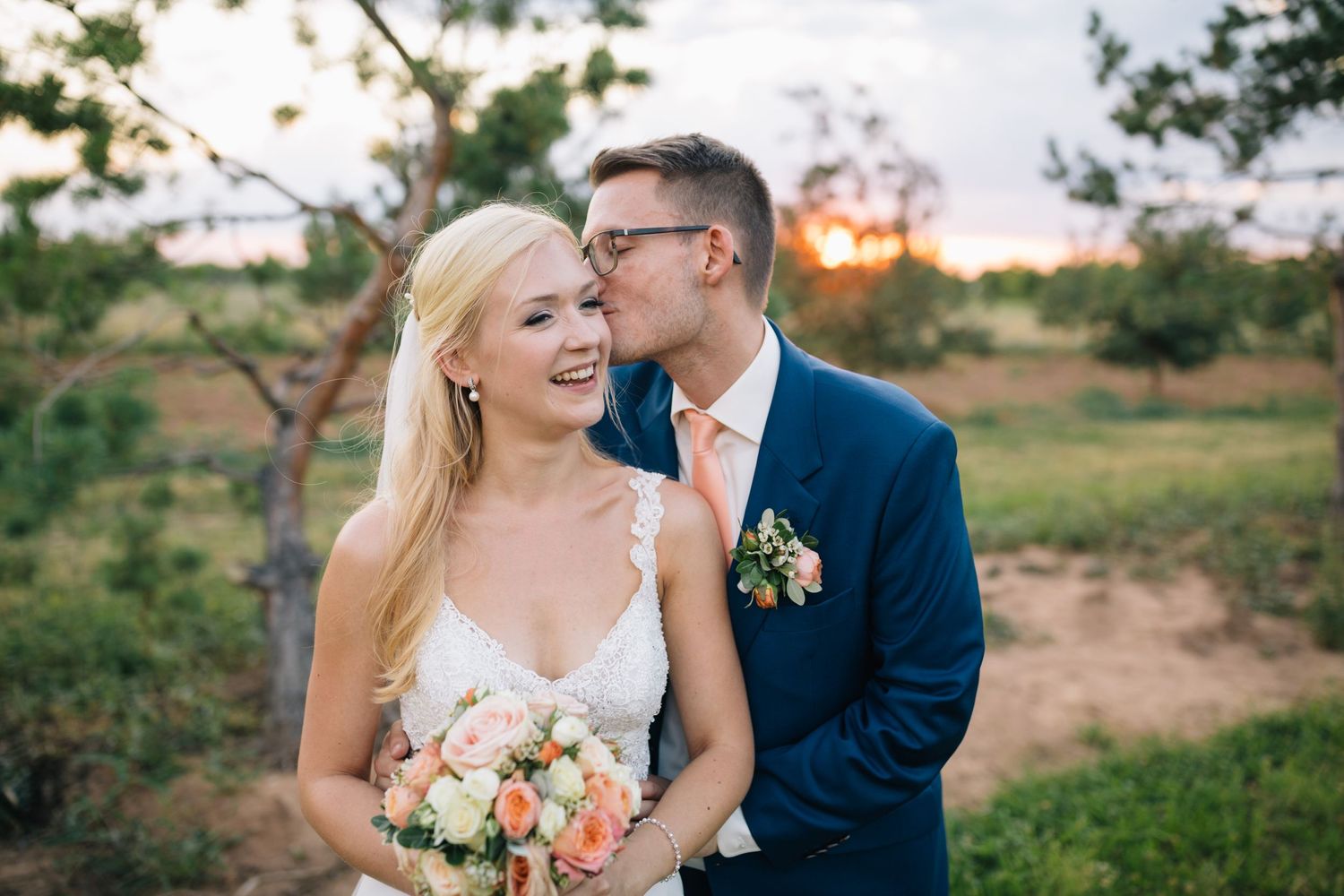 Hochzeitsfotografie - Brautpaar im Sonnenuntergang - Ladenburg Gutshof