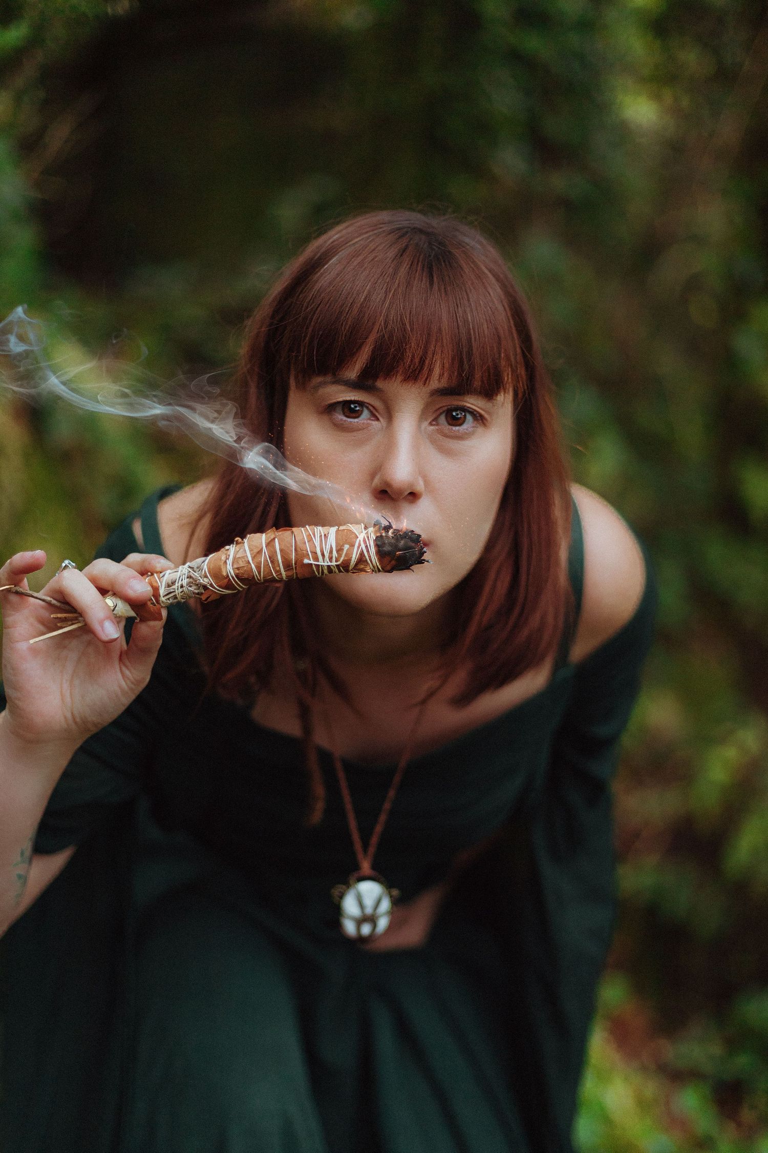 bruxa druida magia feiticeira sacerdotisa bosque floresta fumo verde fantasia witchcore