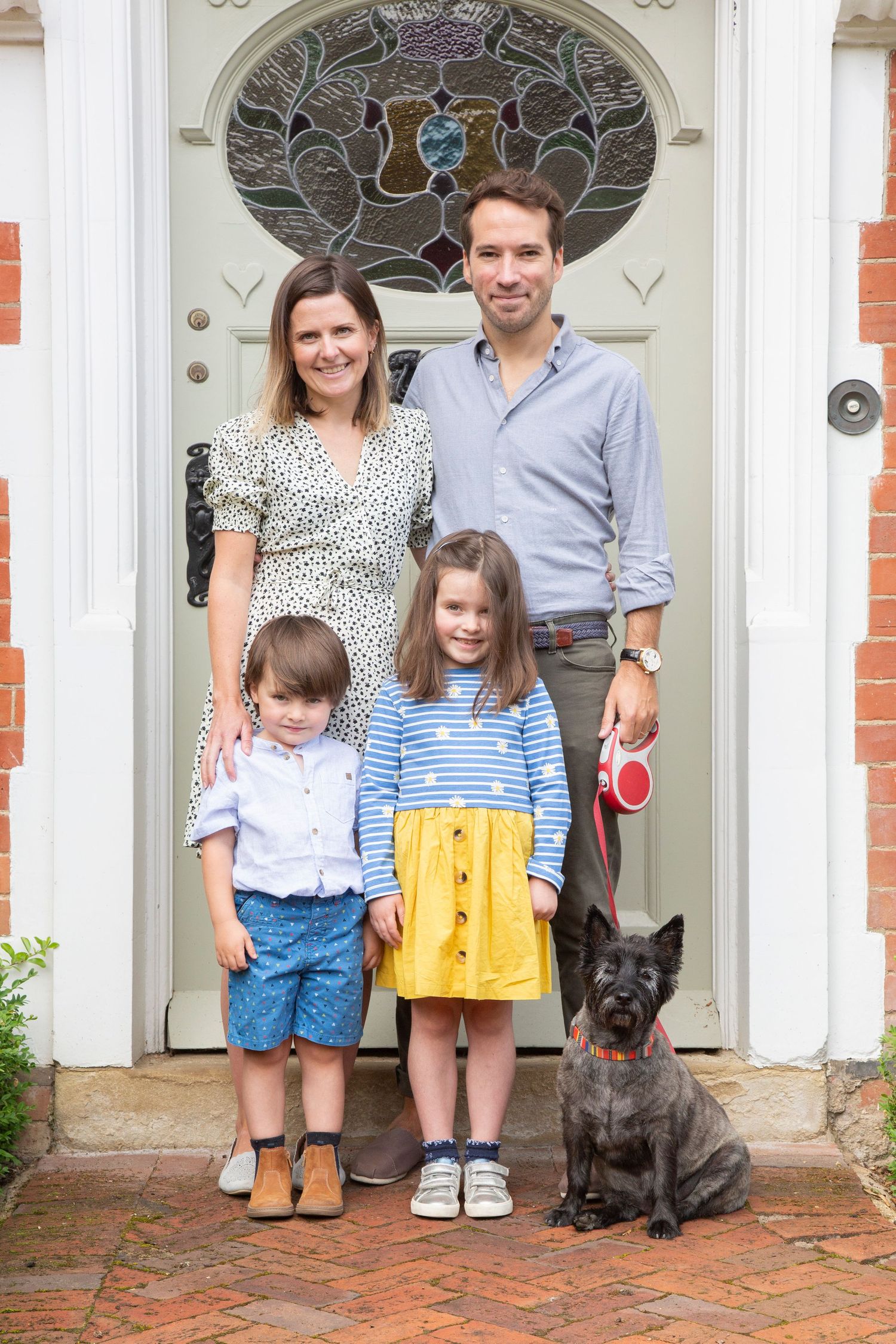 An amazing family portrait from a doorstep photoshoot