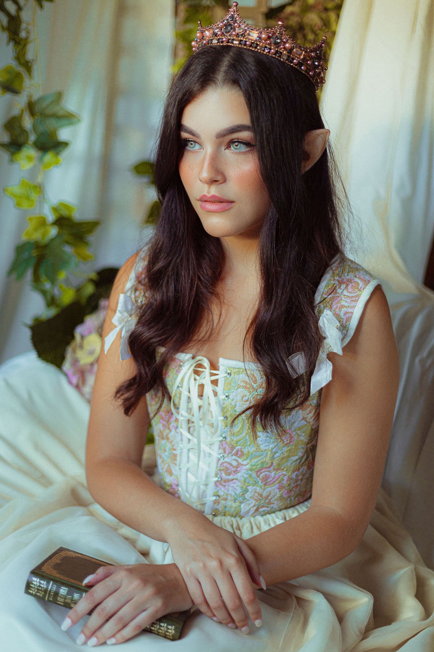 princesa elfo com coroa de vestido e corset em quarto com cortinas e heras fantasia princesscore