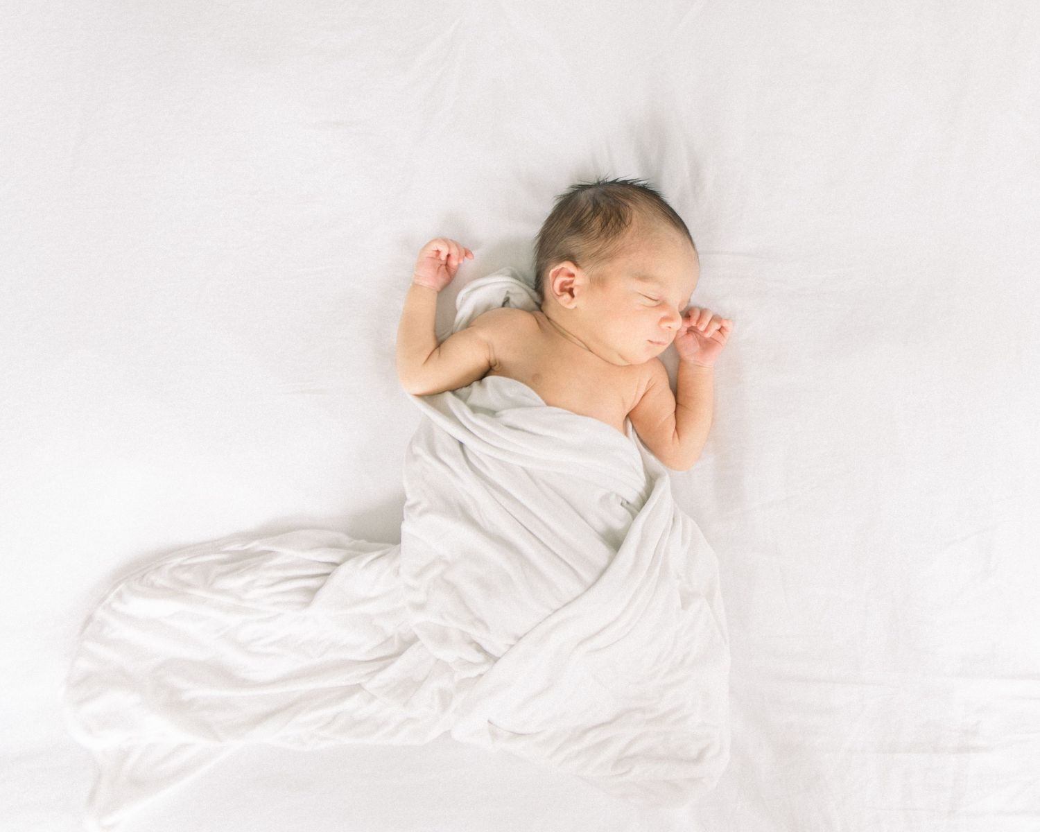 minimal lifestyle newborn photo in Washington DC