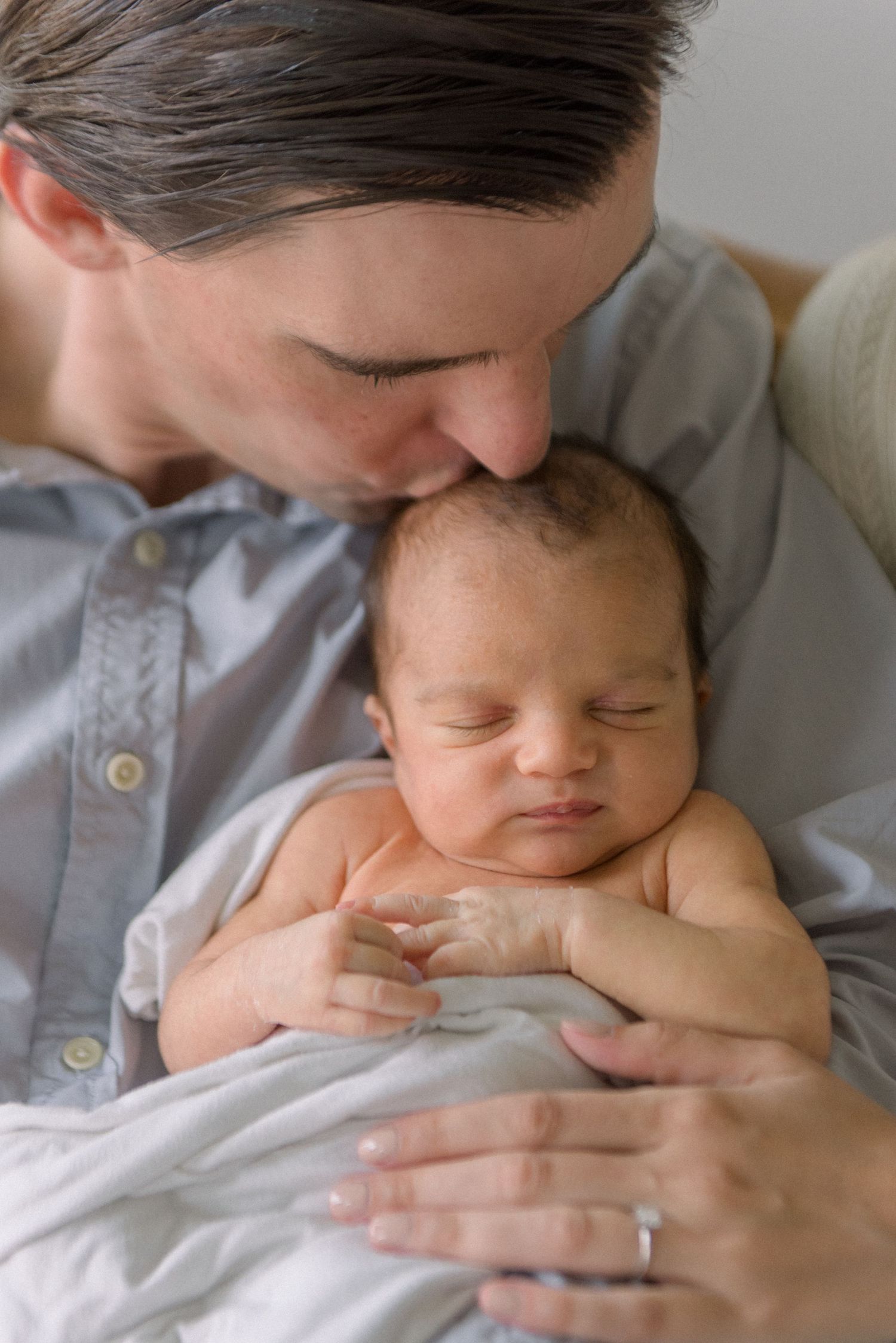dad kissing baby at Washington DC Newborn session