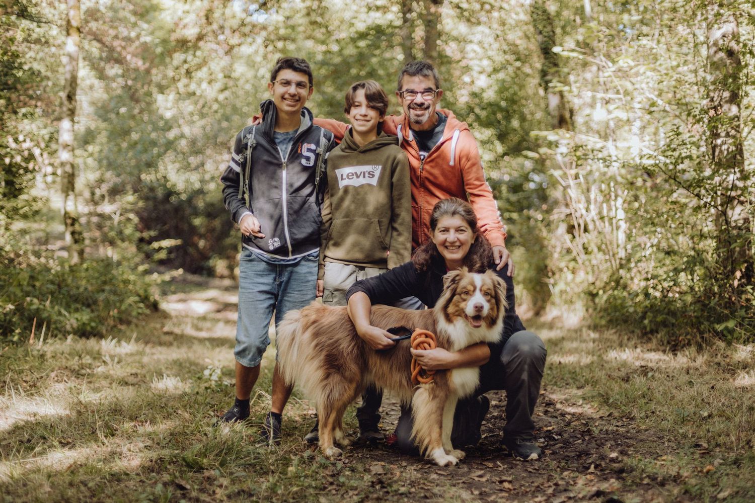 Séance photo chien et famille en Auvergne Rhône-Alpes, en pleine nature, complicité entre le chien et son maître.