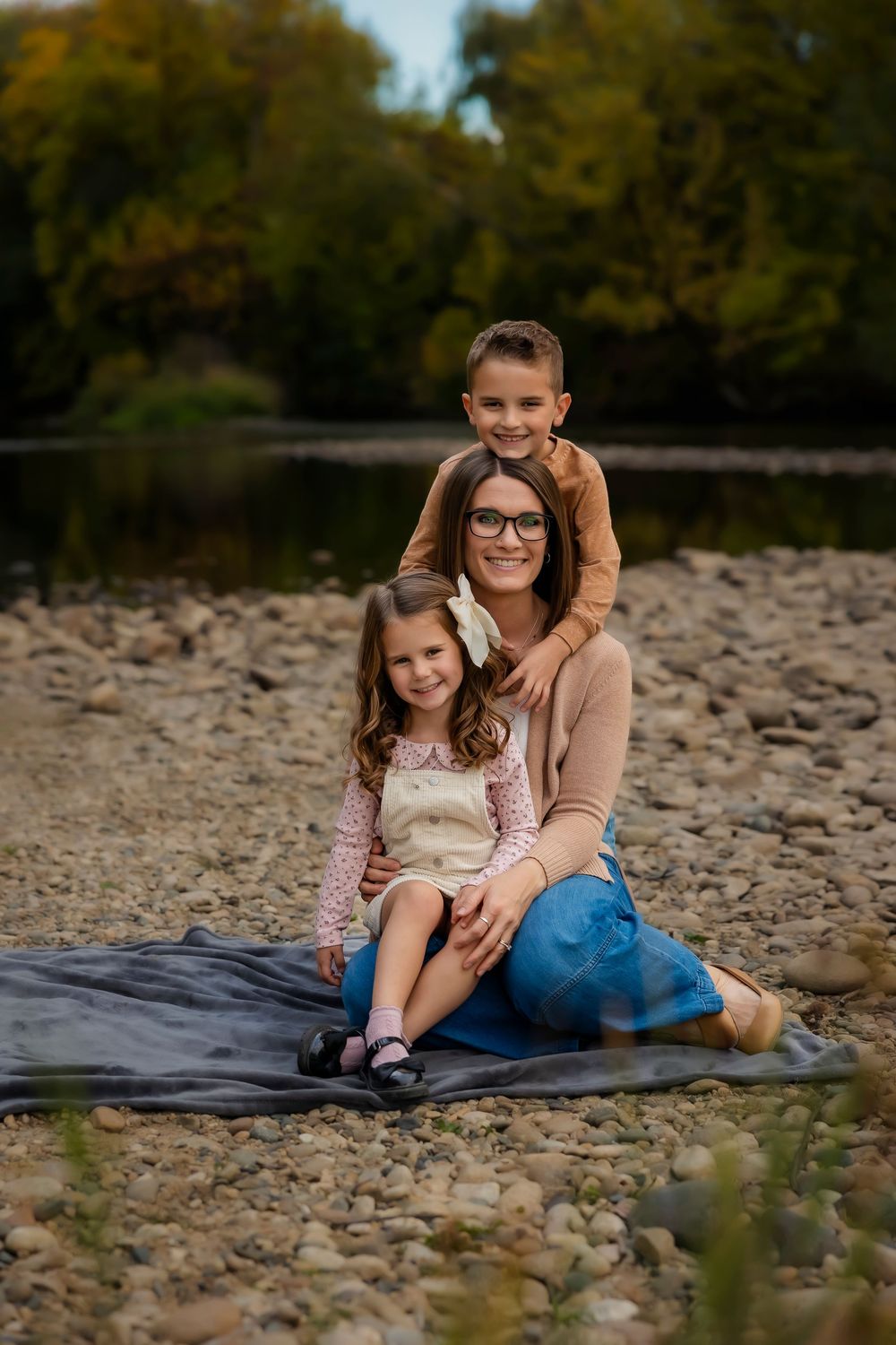 Autumn family photos kids with mom