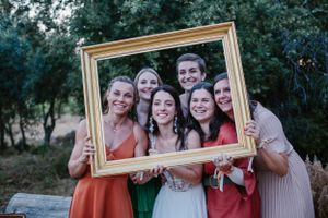 invités d'un mariage en provence photographiés par Niki Studio photographe de mariage et portrait à Aubagne