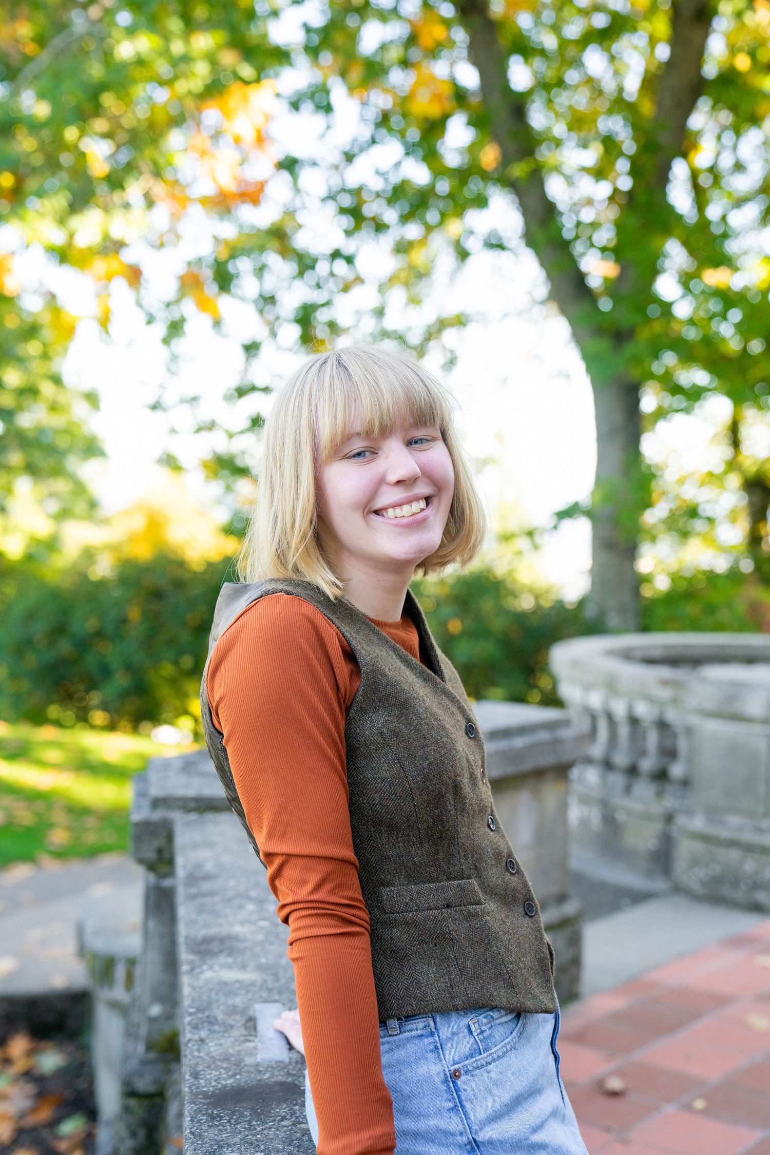 Alex Davis Photography: Girls Fall High School Senior Portrait Session At Pittock Mansion In Portland, Oregon