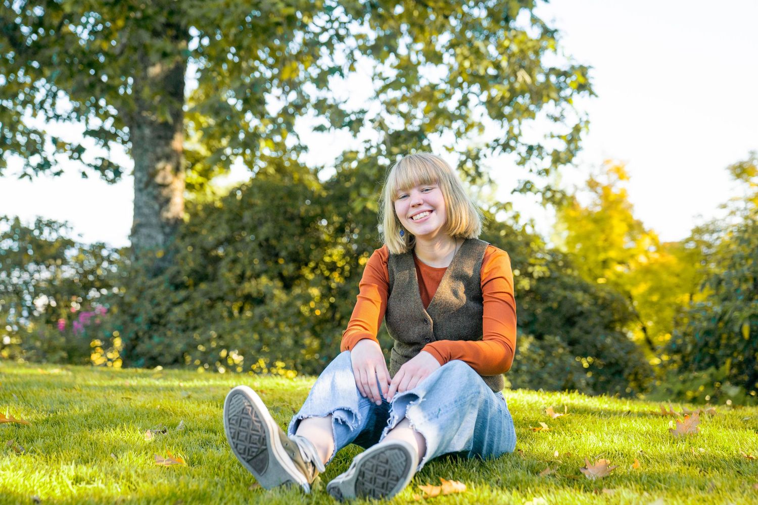 Alex Davis Photography: Girls Fall High School Senior Portrait Session Posing Sitting On The Grass In Portland, Oregon